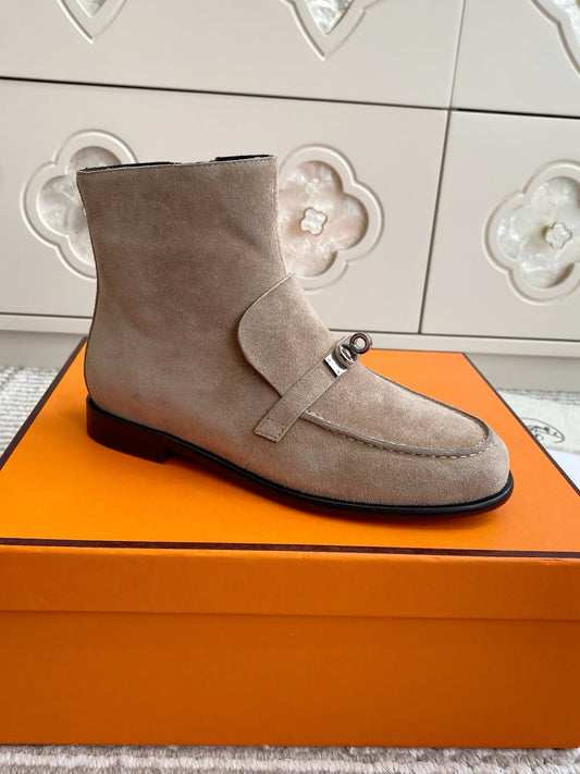 HM 25S ЖІНОЧІ ЧЕРЕВИКИ KELSY ПО ЩИКОЛОТКУ З КОРИЧНЕВО-СІРОЇ ЗАМШІ ІЗ СРІБНОЮ ФУРНІТУРОЮ - 35