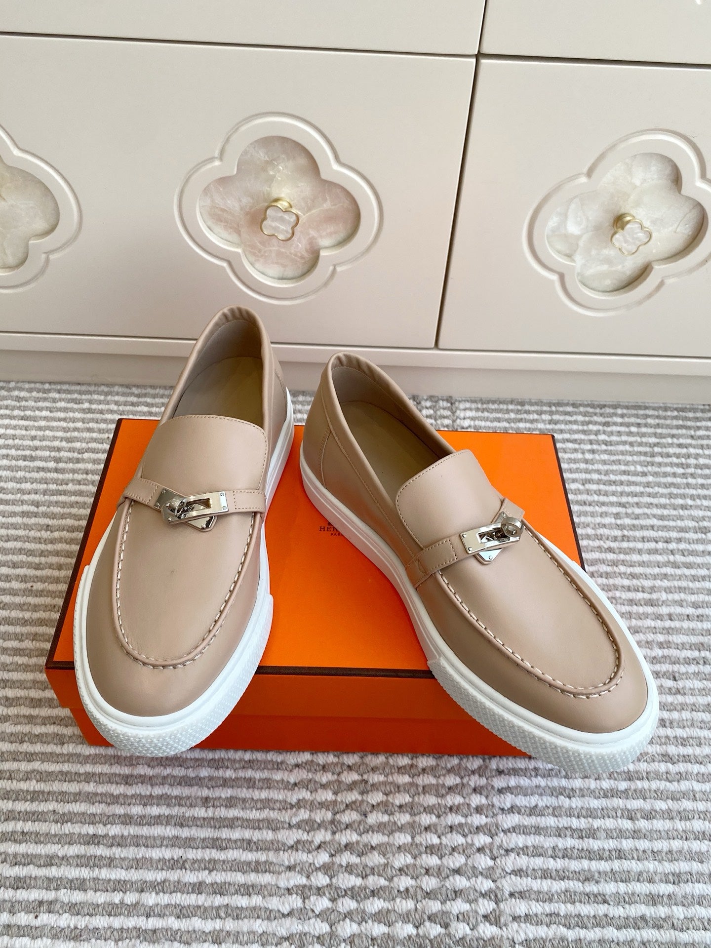 HM 25S SLIP-ON IN BEIGE LAMBSKIN WITH SILVER HARDWARE - 35