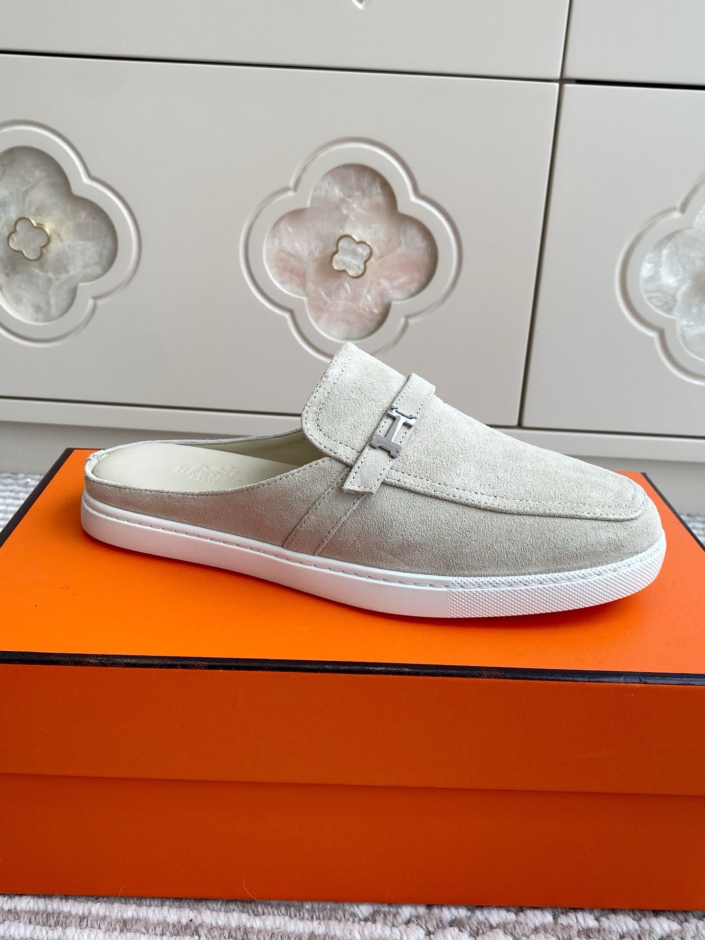 HM 25S MULES IN CREAM WHITE SUEDE WITH SILVER HARDWARE - 35