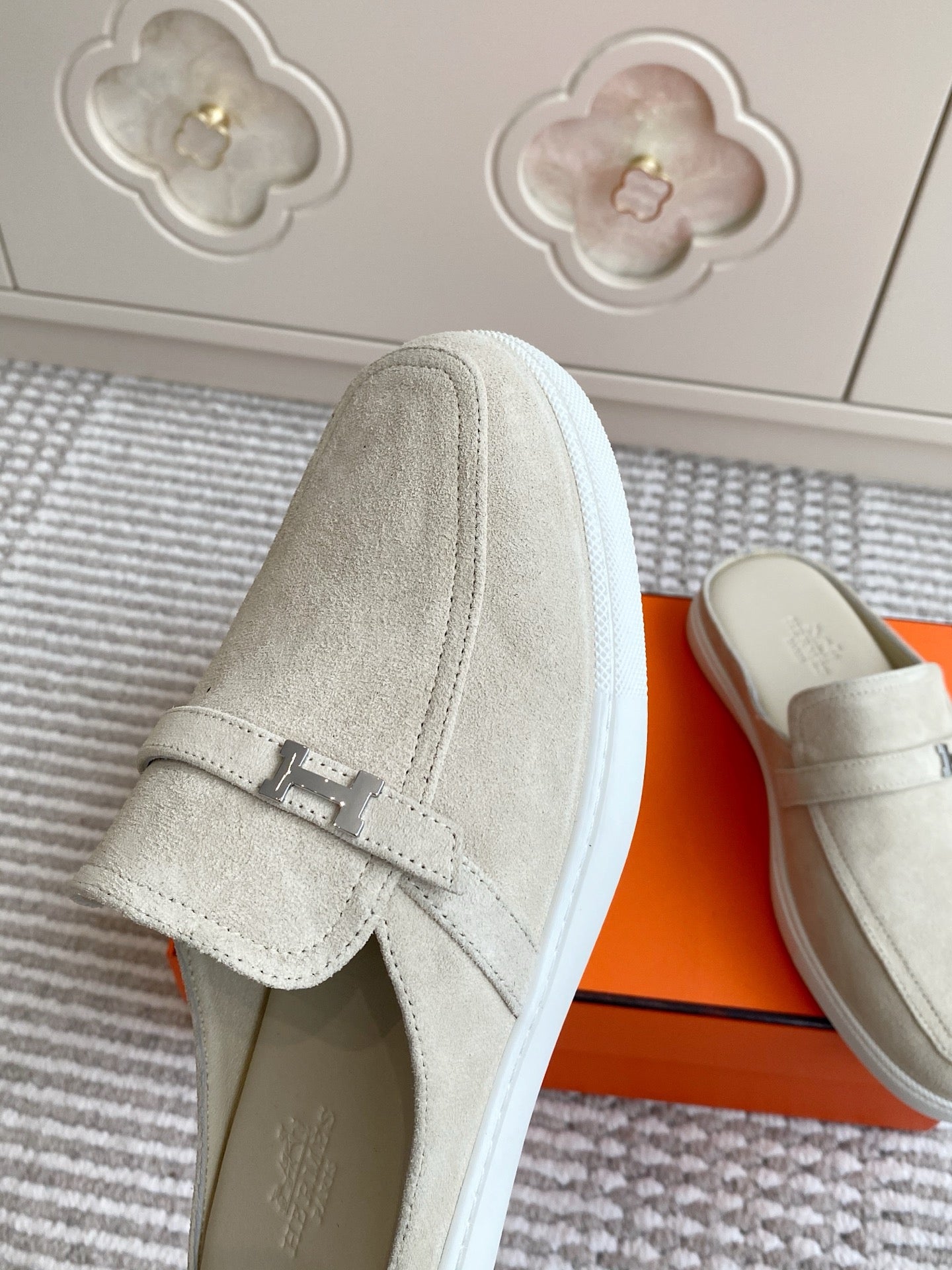 HM 25S MULES IN CREAM WHITE SUEDE WITH SILVER HARDWARE - 35