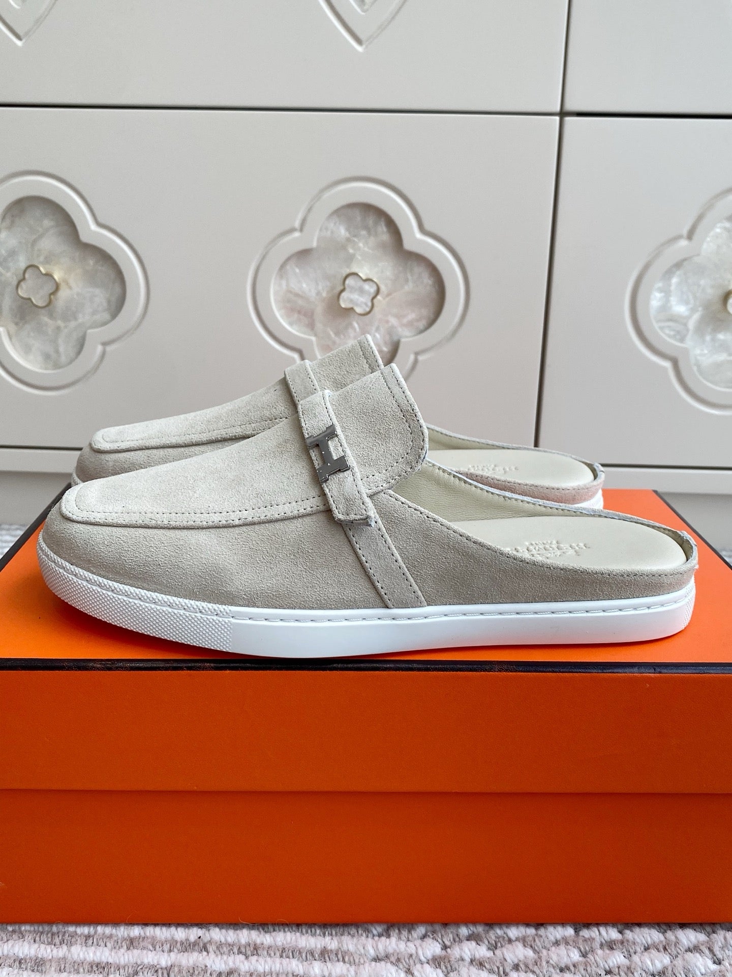 HM 25S MULES IN CREAM WHITE SUEDE WITH SILVER HARDWARE - 35