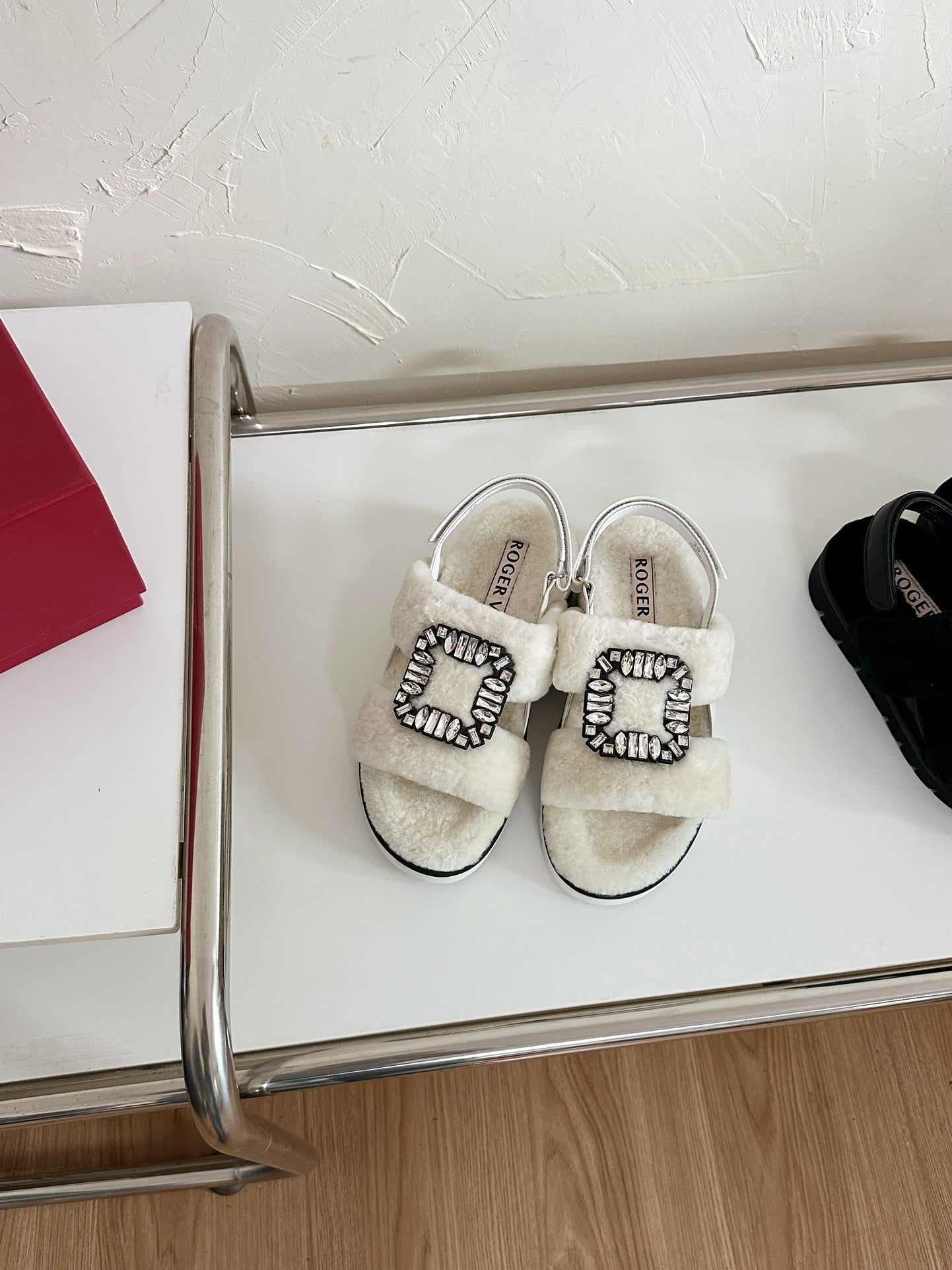 SLIDY VIV' WINTER FUR STRASS BUCKLE SANDALS IN WHITE SHEARLING - 34