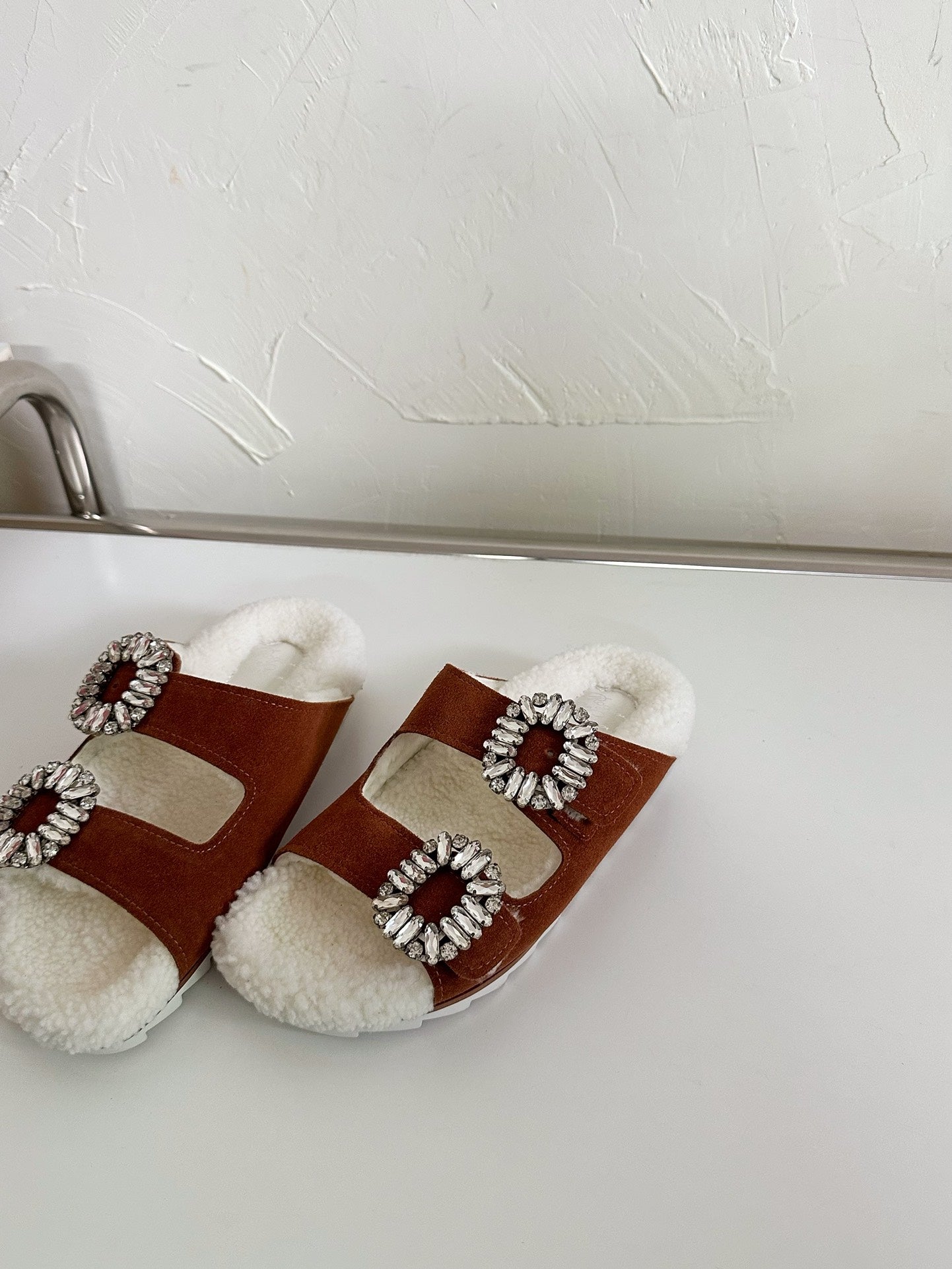 SLIDY VIV’ FUR STRASS BUCKLE MULES IN BROWN SUEDE AND CREAM SHEARLING INSOLE - 34