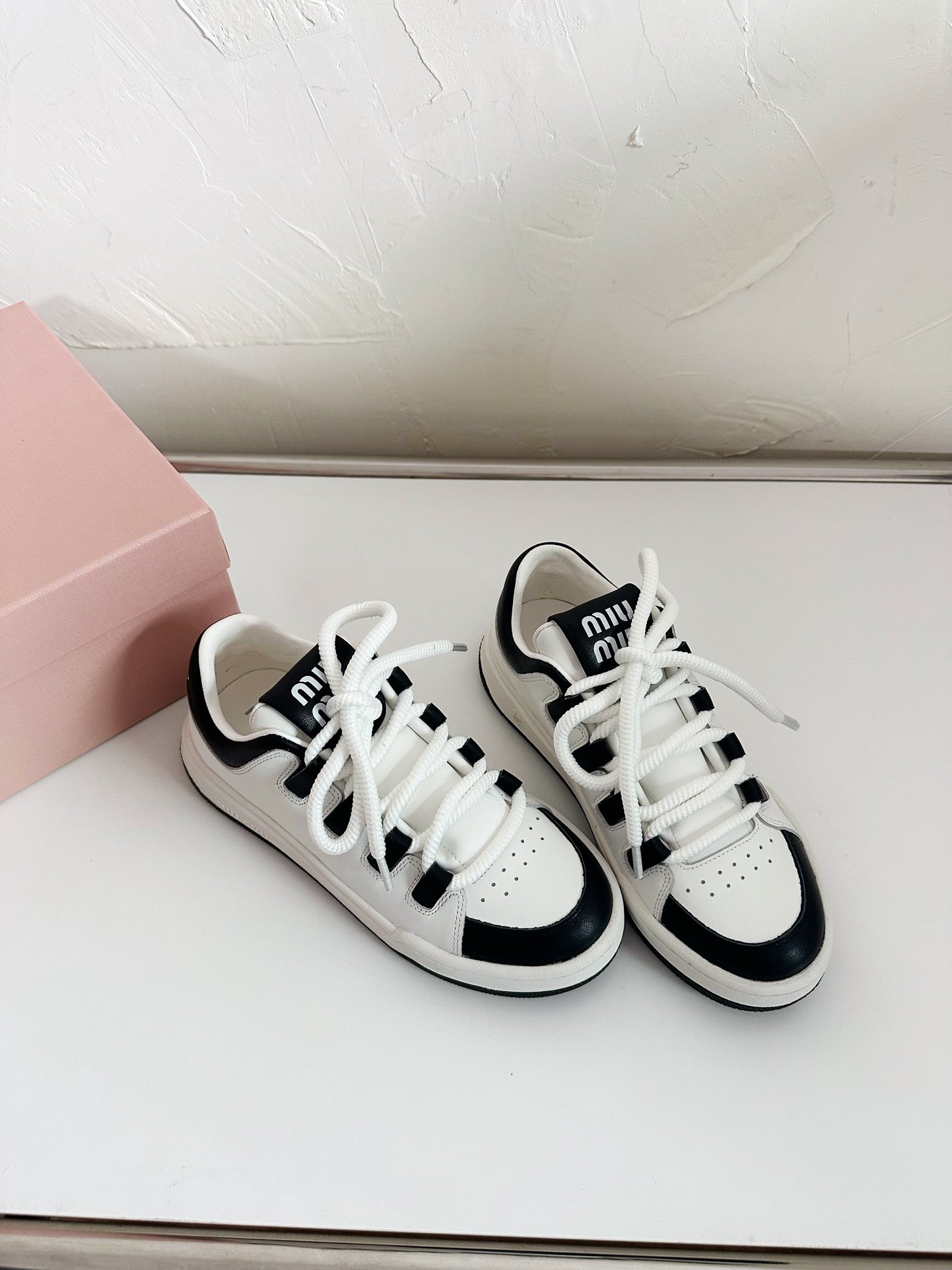 SNEAKERS SIMPLE DESIGN IN BLACK MIX WHITE SHEEPSKIN - 35