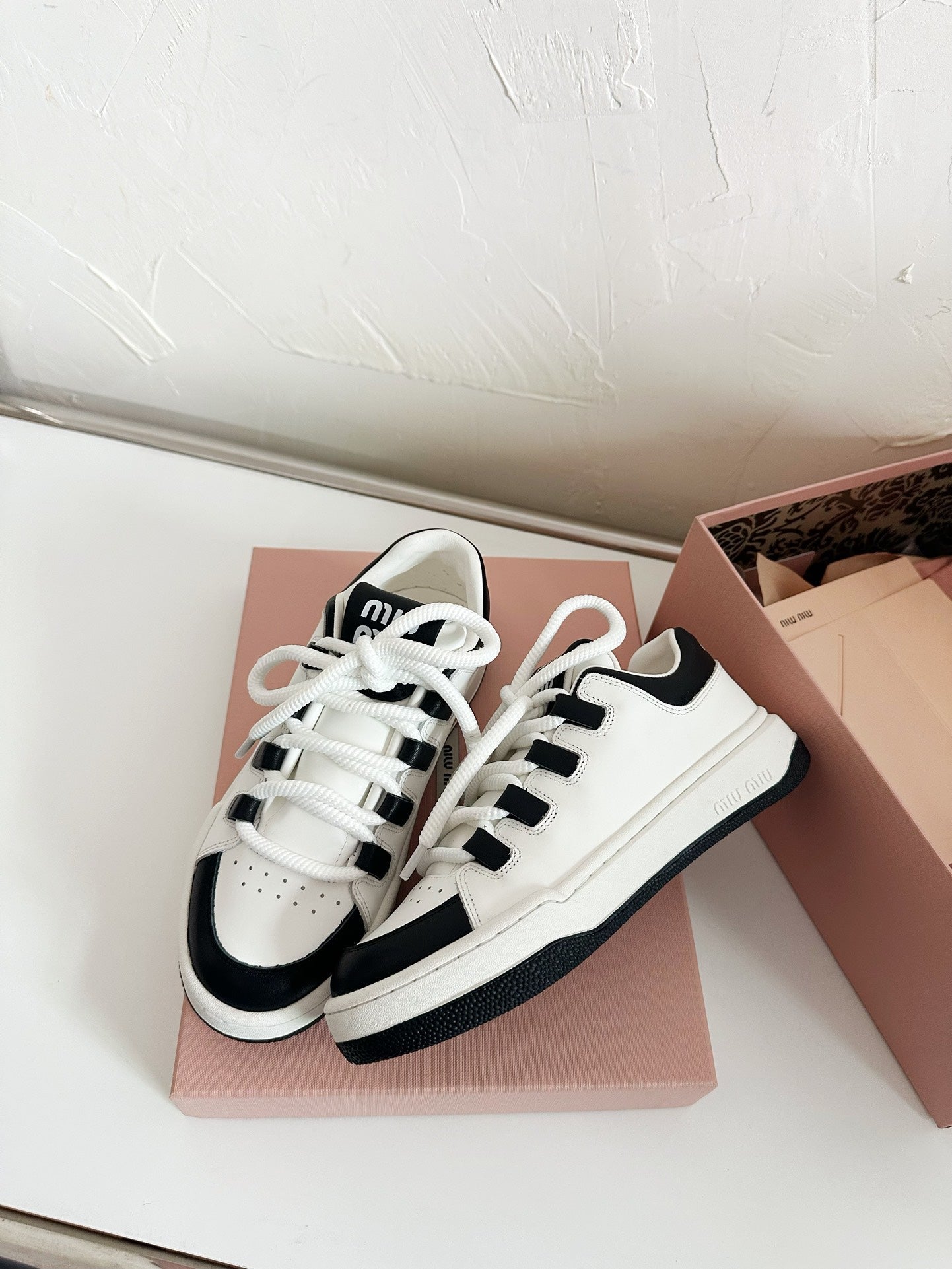 SNEAKERS SIMPLE DESIGN IN BLACK MIX WHITE SHEEPSKIN - 35