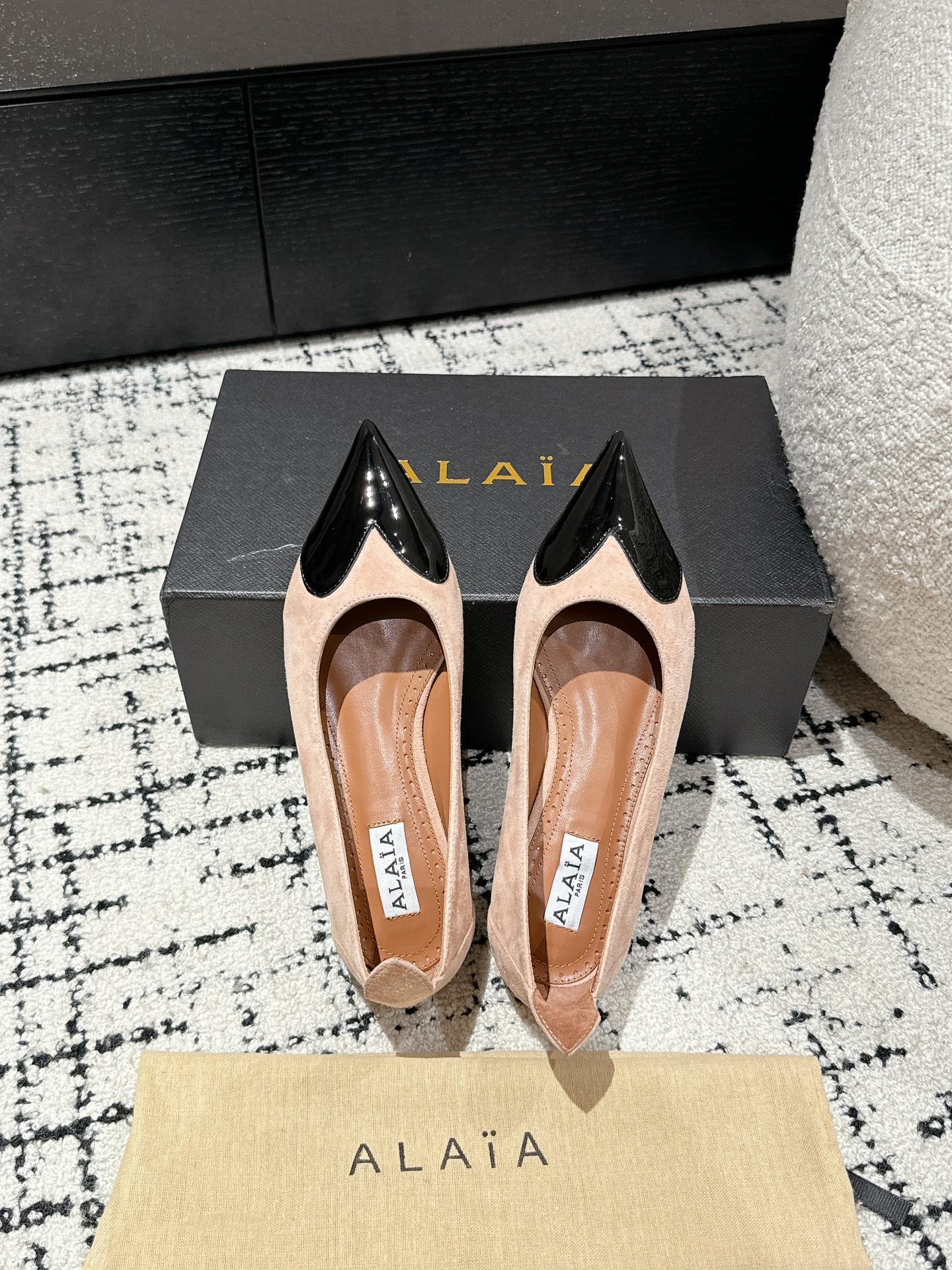 ALAIA PUMP 1 CM IN ALMOND BEIGE SUEDE MIX BLACK CALFSKIN - 35