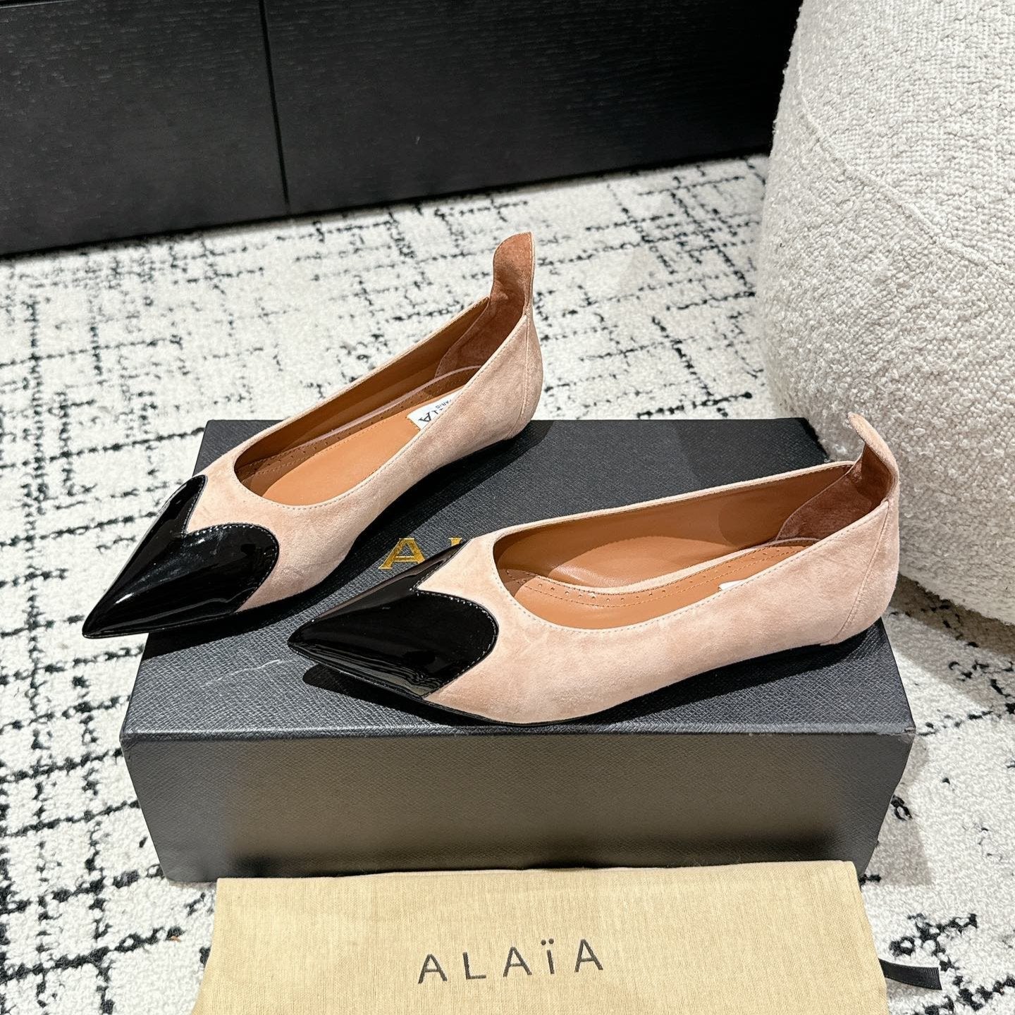 ALAIA PUMP 1 CM IN ALMOND BEIGE SUEDE MIX BLACK CALFSKIN - 35