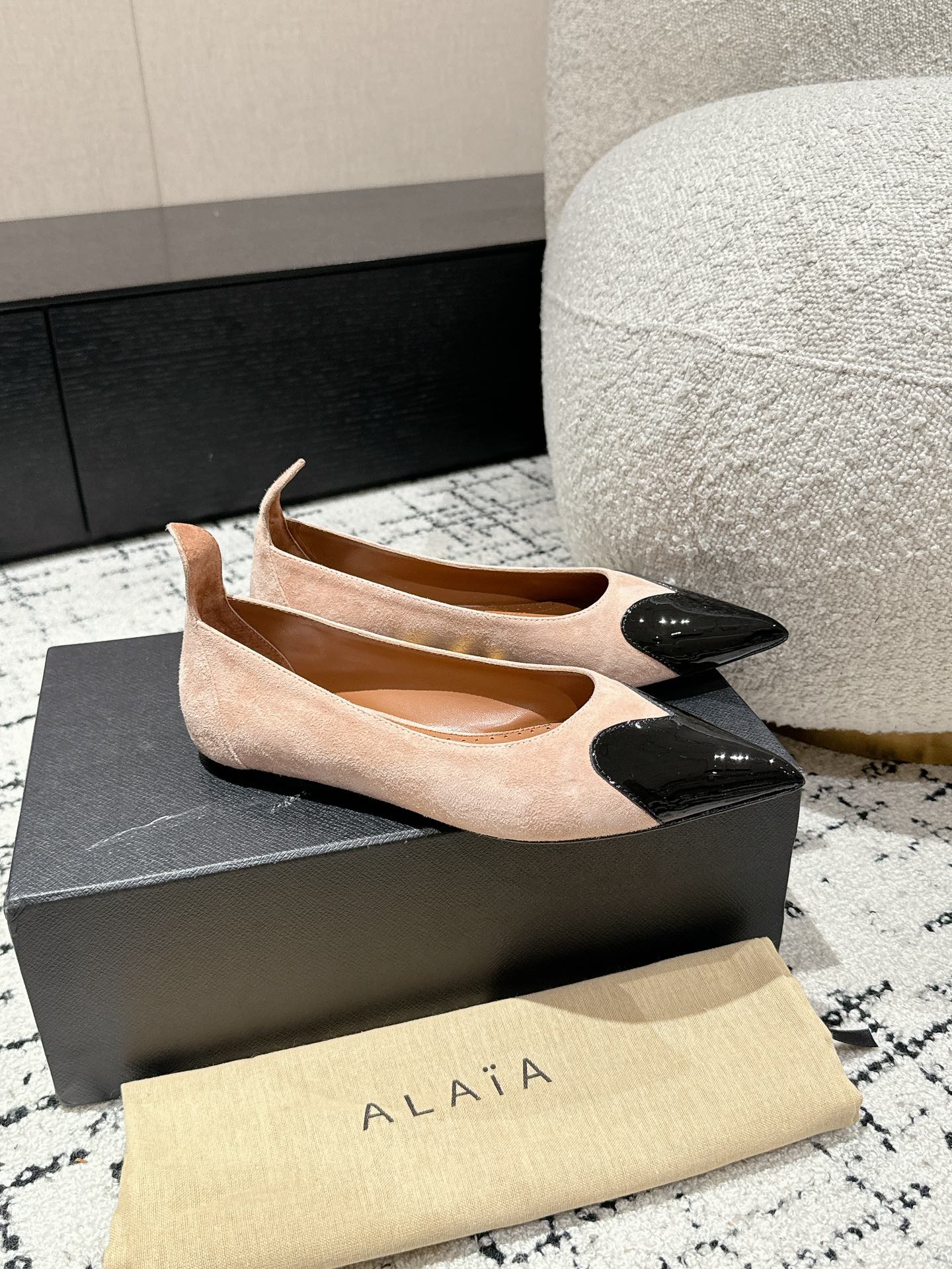 ALAIA PUMP 1 CM IN ALMOND BEIGE SUEDE MIX BLACK CALFSKIN - 35
