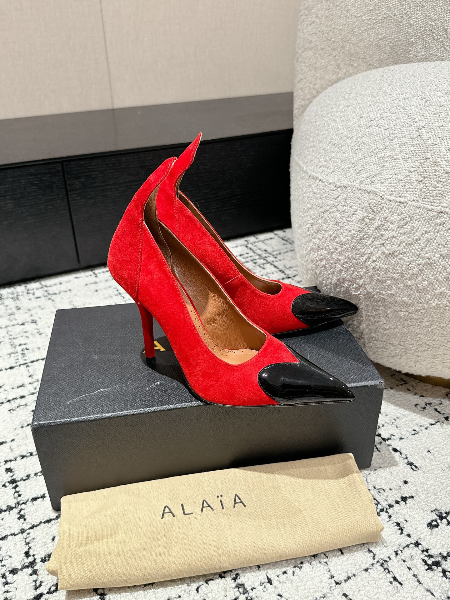 ALAIA HIGH PUMPS 10CM IN CHERRY RED SUEDE MIX BLACK CALFSKIN - 35