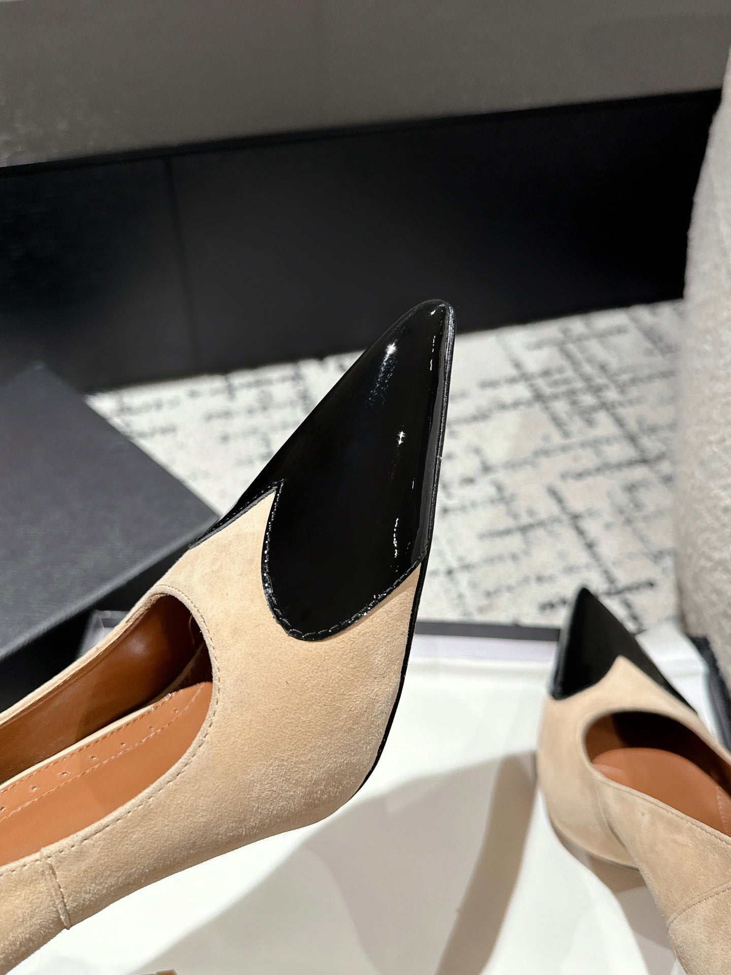 ALAIA HIGH PUMPS 10CM IN BEIGE SUEDE MIX BLACK CALFSKIN - 35