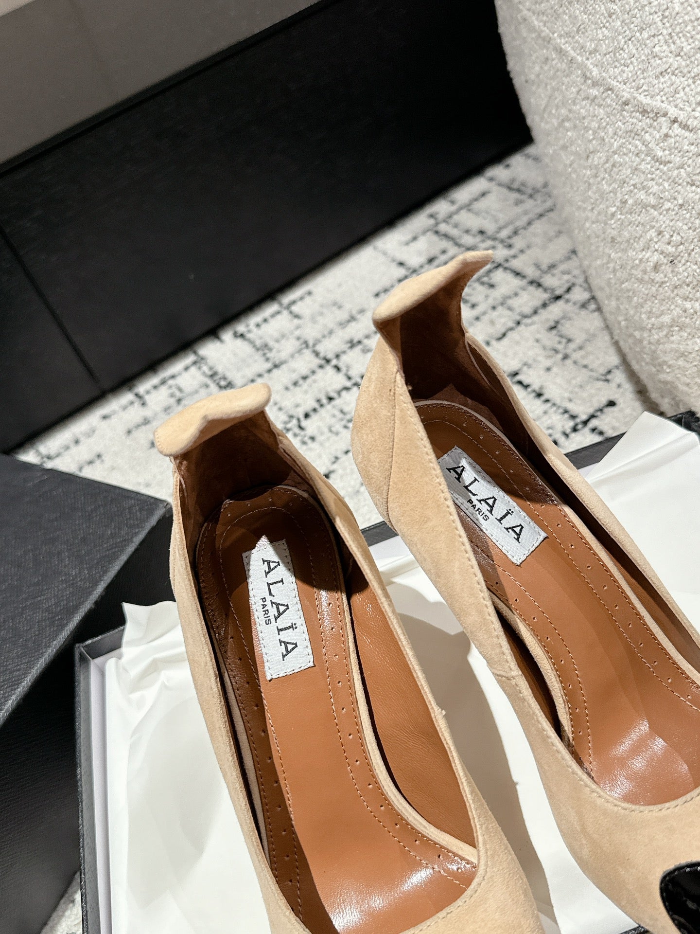ALAIA HIGH PUMPS 10CM IN BEIGE SUEDE MIX BLACK CALFSKIN - 35