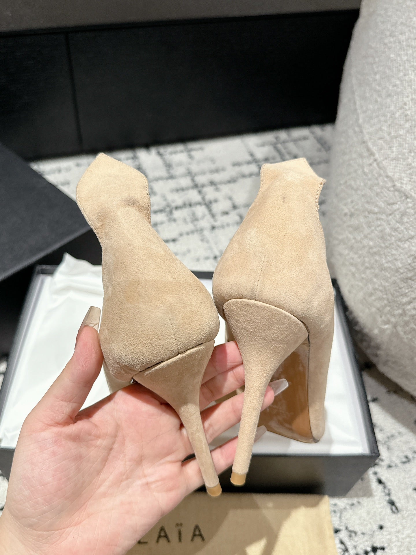 ALAIA HIGH PUMPS 10CM IN BEIGE SUEDE MIX BLACK CALFSKIN - 35