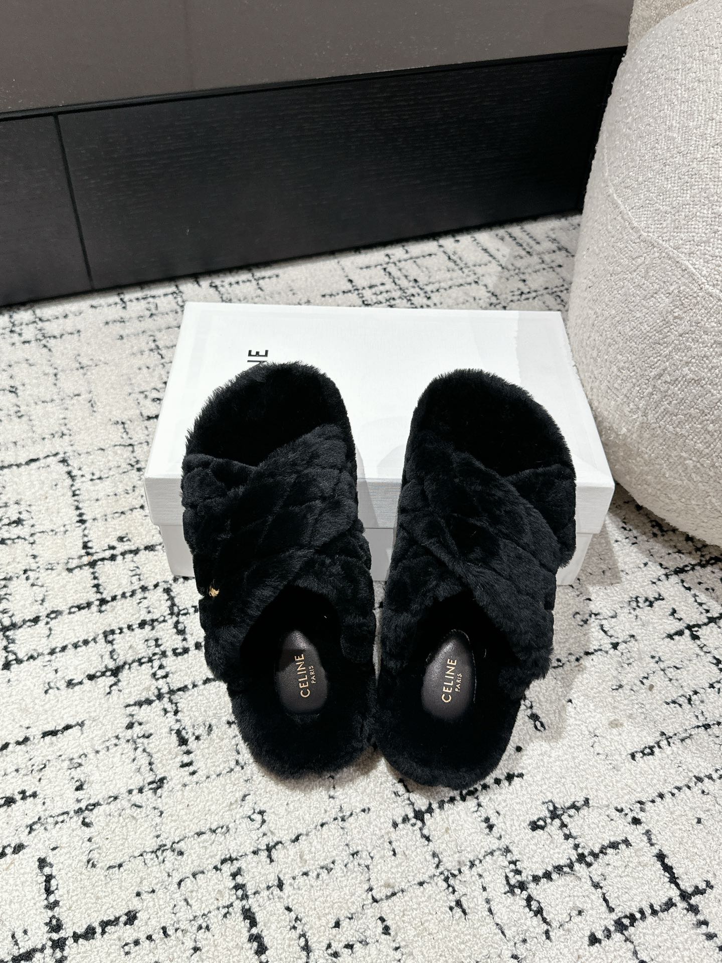 CROSS STRAP SLIPPER IN BLACK SHEARLING - 35