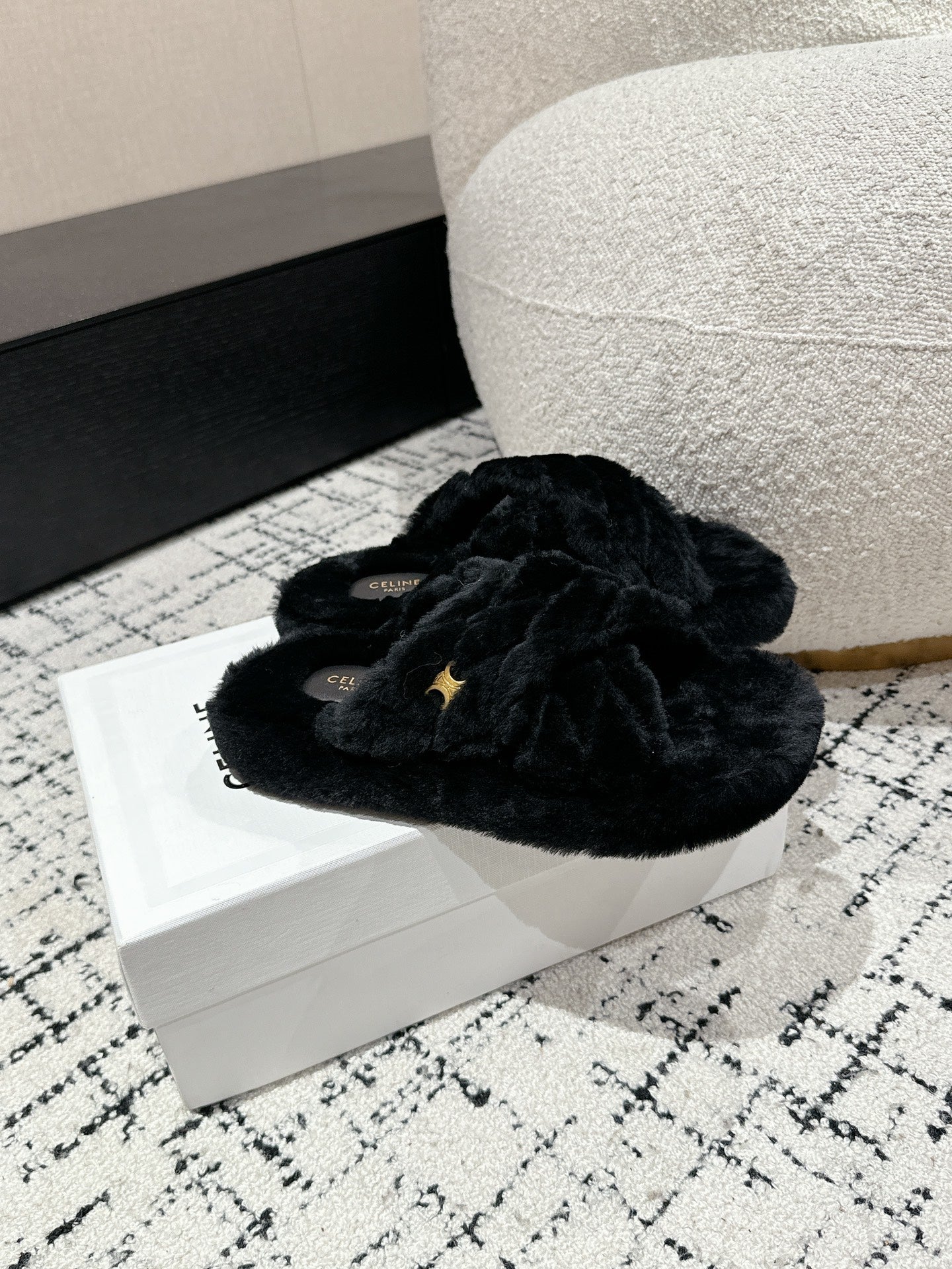 CROSS STRAP SLIPPER IN BLACK SHEARLING - 35