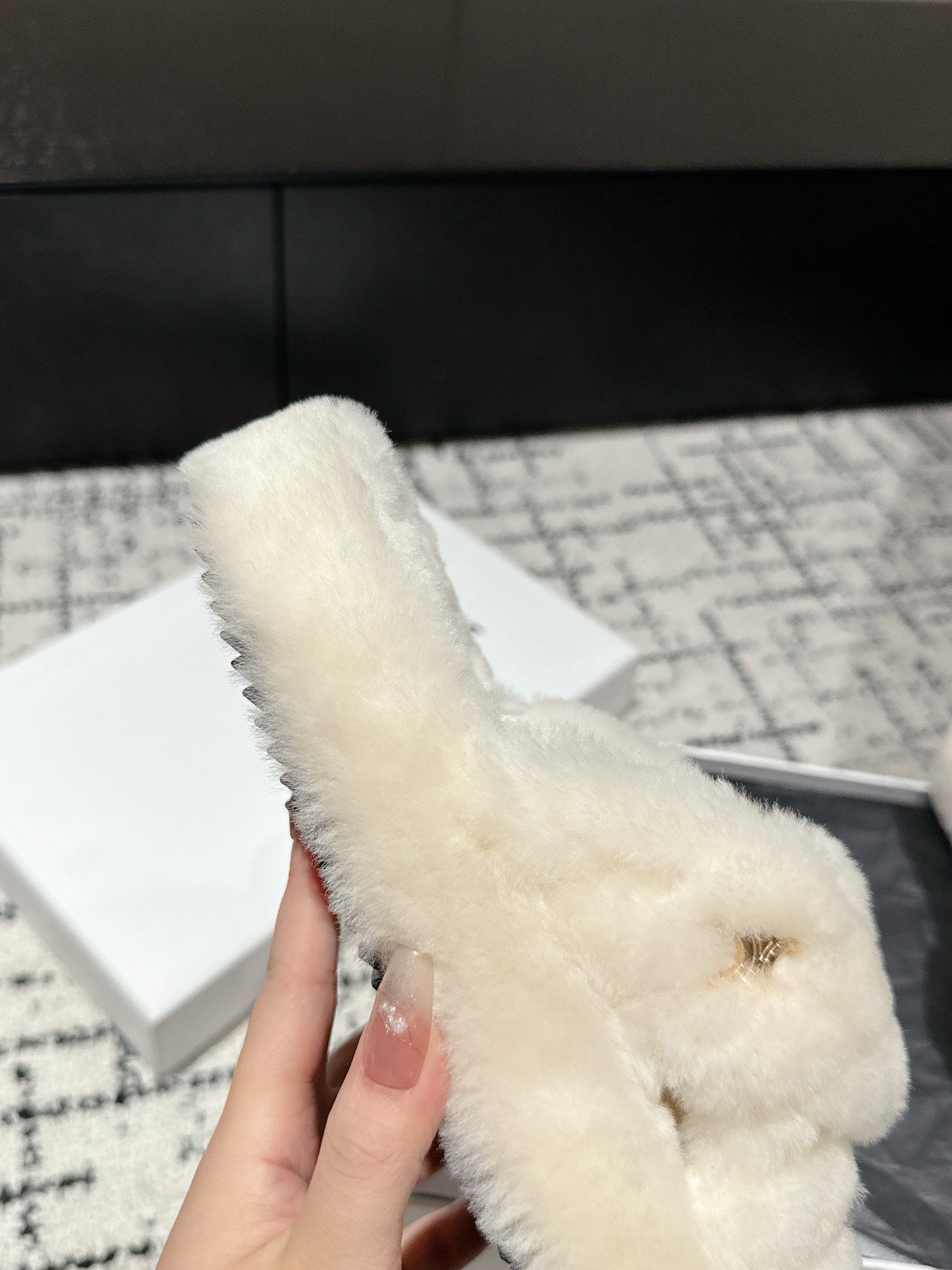 CROSS STRAP SLIPPER IN WHITE SHEARLING - 35