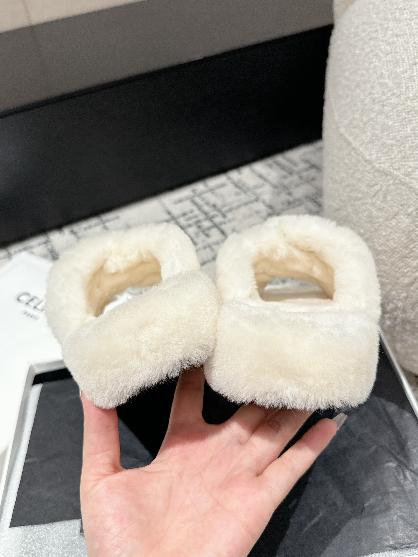 CROSS STRAP SLIPPER IN WHITE SHEARLING - 35