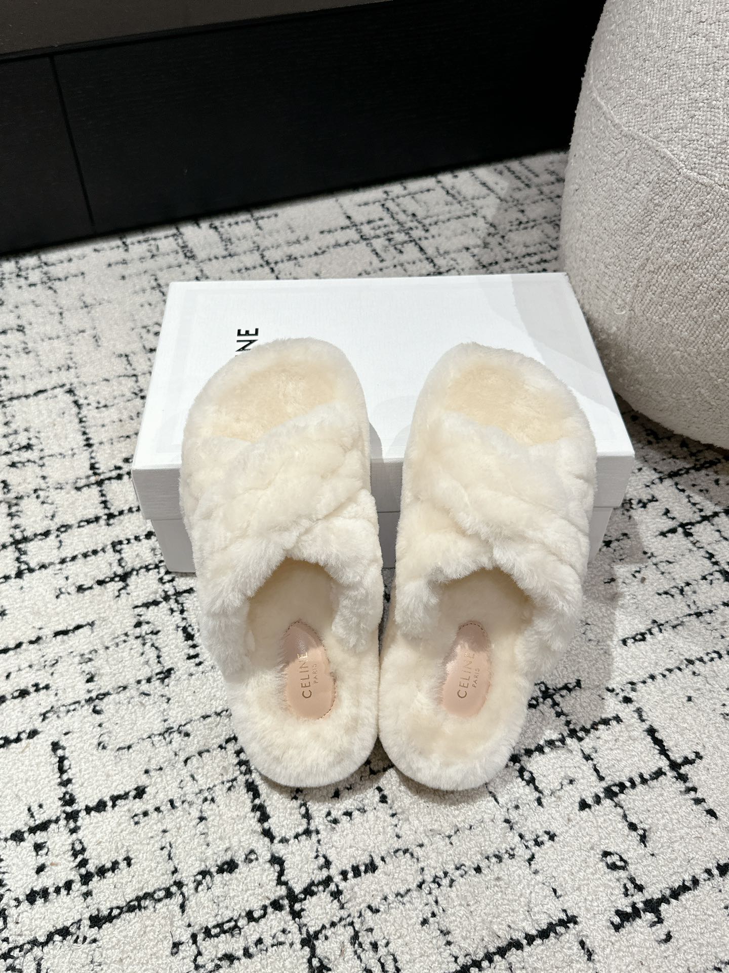 CROSS STRAP SLIPPER IN WHITE SHEARLING - 35
