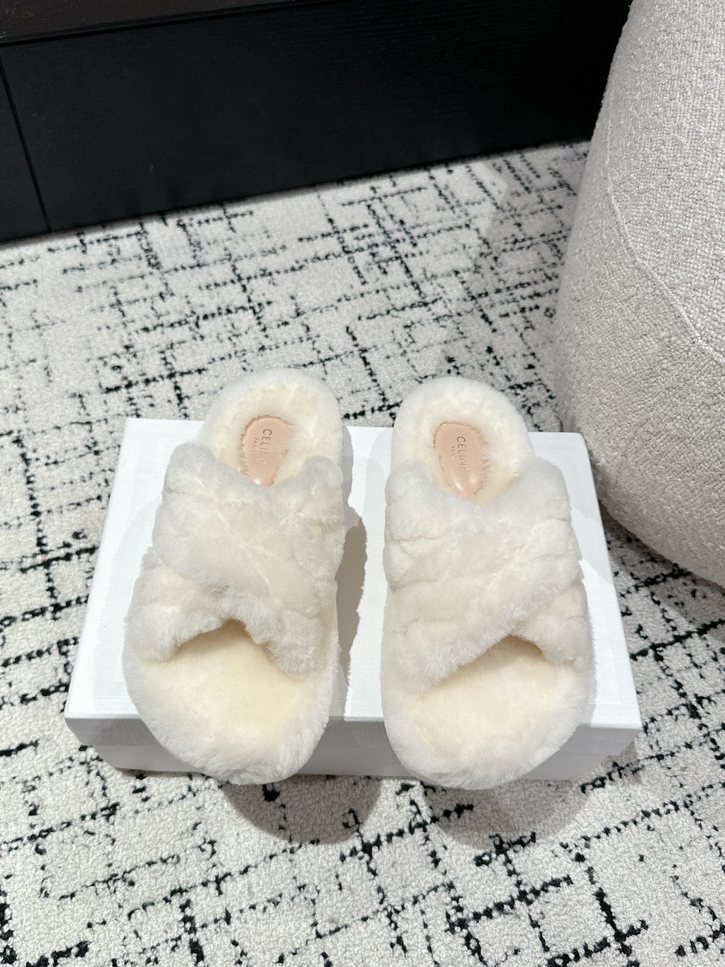 CROSS STRAP SLIPPER IN WHITE SHEARLING - 35