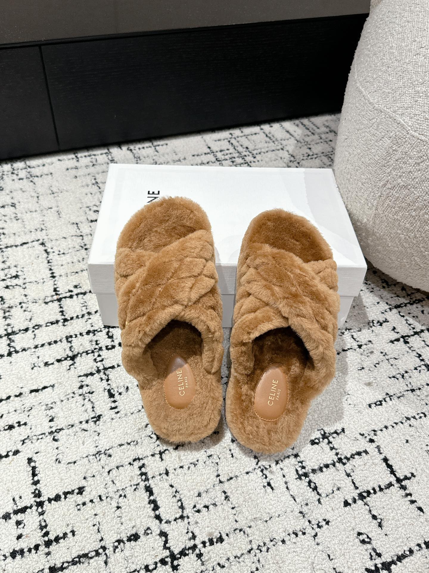 CROSS STRAP SLIPPER IN CAMEL BROWN SHEARLING - 35