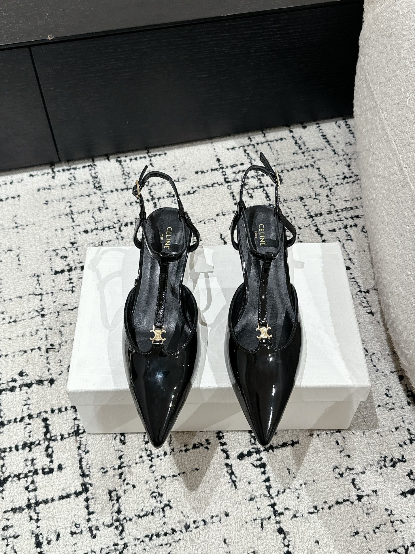 KITTEN T-BAR STRAP PUMP 5 CM IN BLACK PATENT CALFSKIN - 35