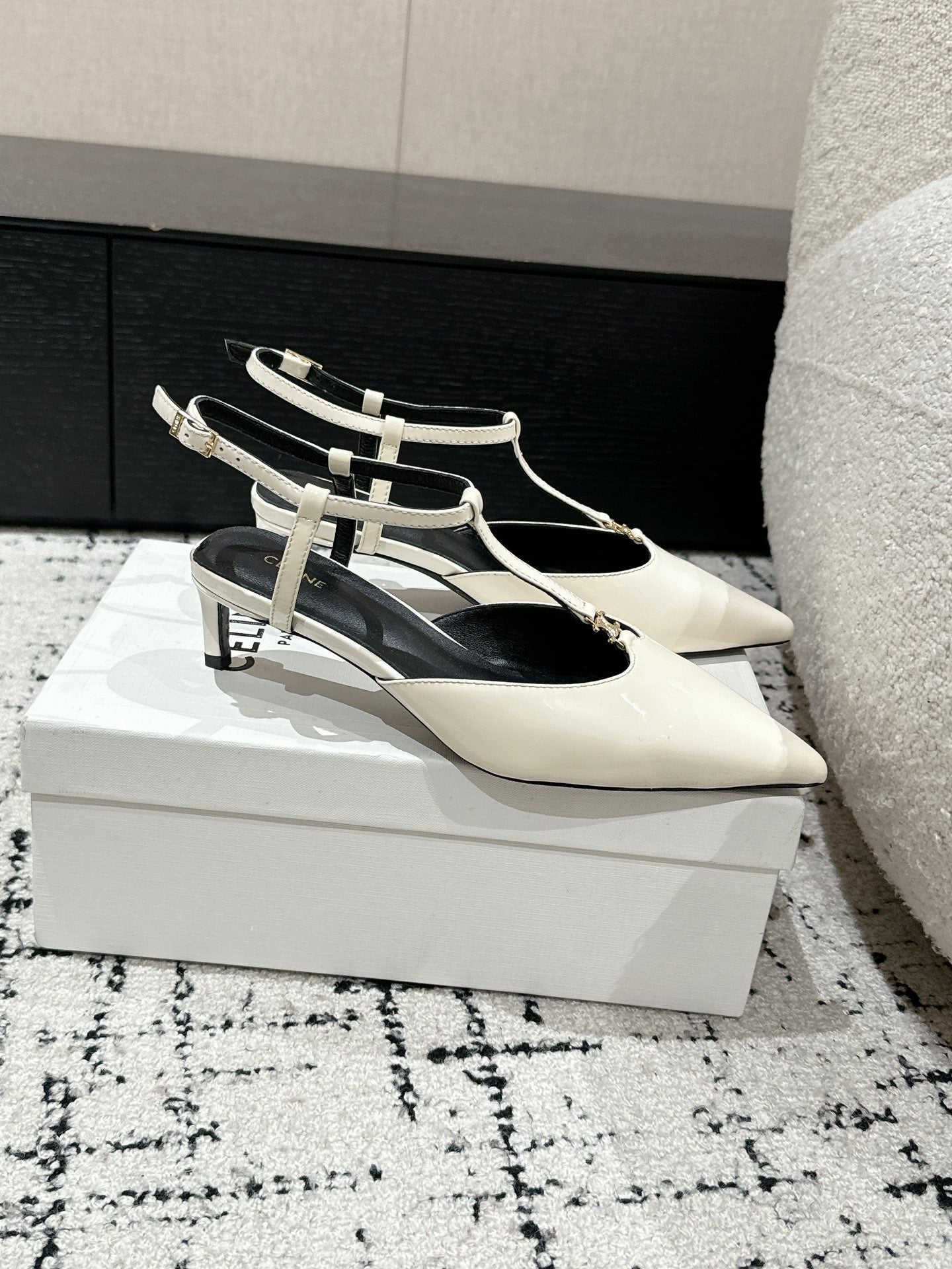 KITTEN T-BAR STRAP PUMP 5 CM IN WHITE PATENT CALFSKIN - 35