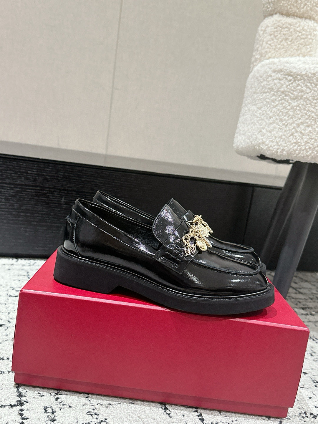 ROGER VIVIER 25S RANGERS CHAIN LOAFER IN BLACK PATENT CALFSKIN - 34