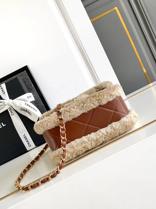 СУМКА MINI FLAP BAG 18 З БЕЖЕВОЇ ВОВНИ ТА ТЕМНО-ПОМАРАНЧЕВОЇ ТЕЛЯЧОЇ ШКІРИ ІЗ ЗОЛОТИСТОЮ ФУРНІТУРОЮ