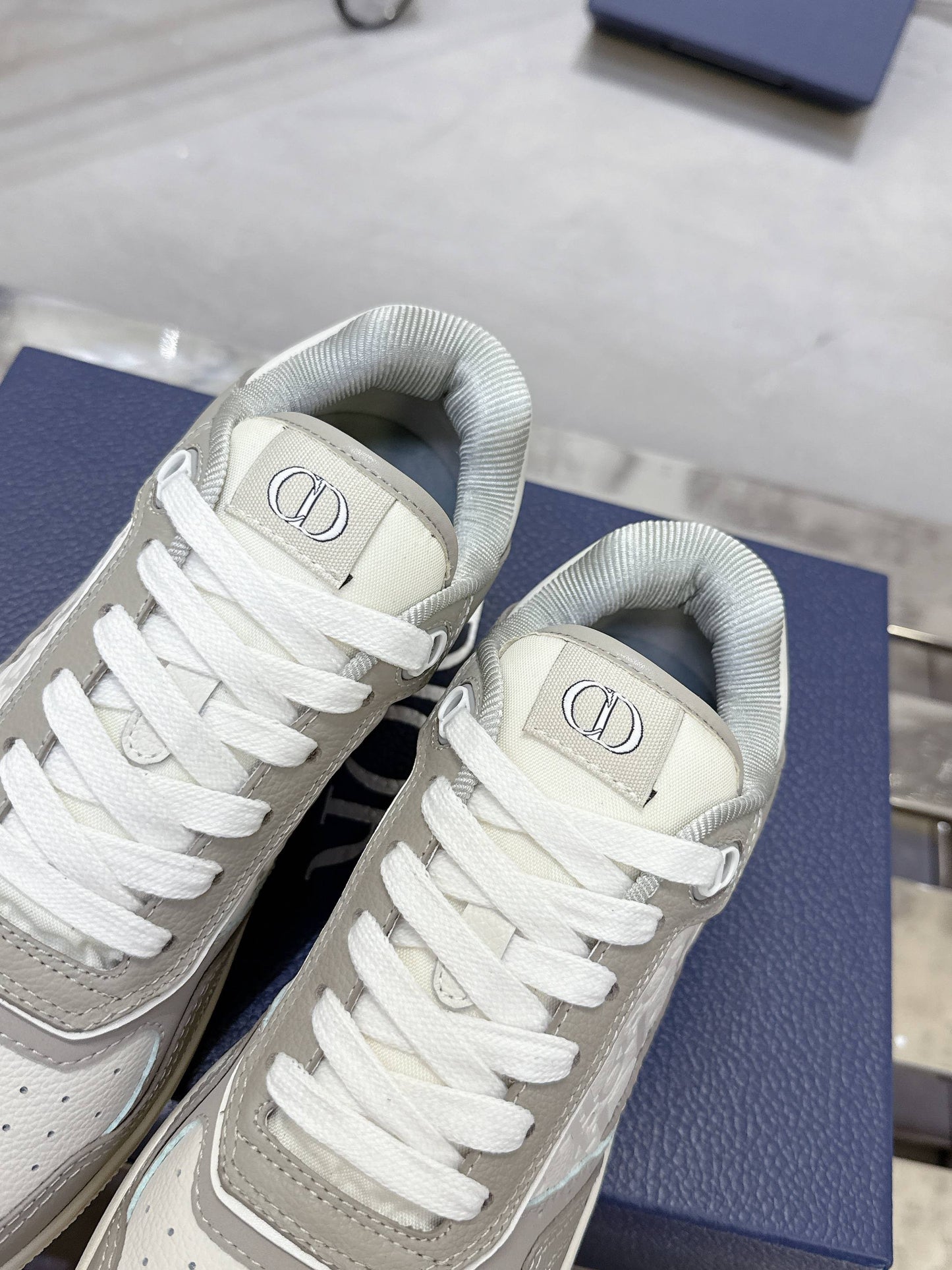 DIOR 25S B27 UPTOWN LOW-TOP SNEAKERS IN GREY MIX CREAM WHITE CALFSKIN STYLE 4 - 35
