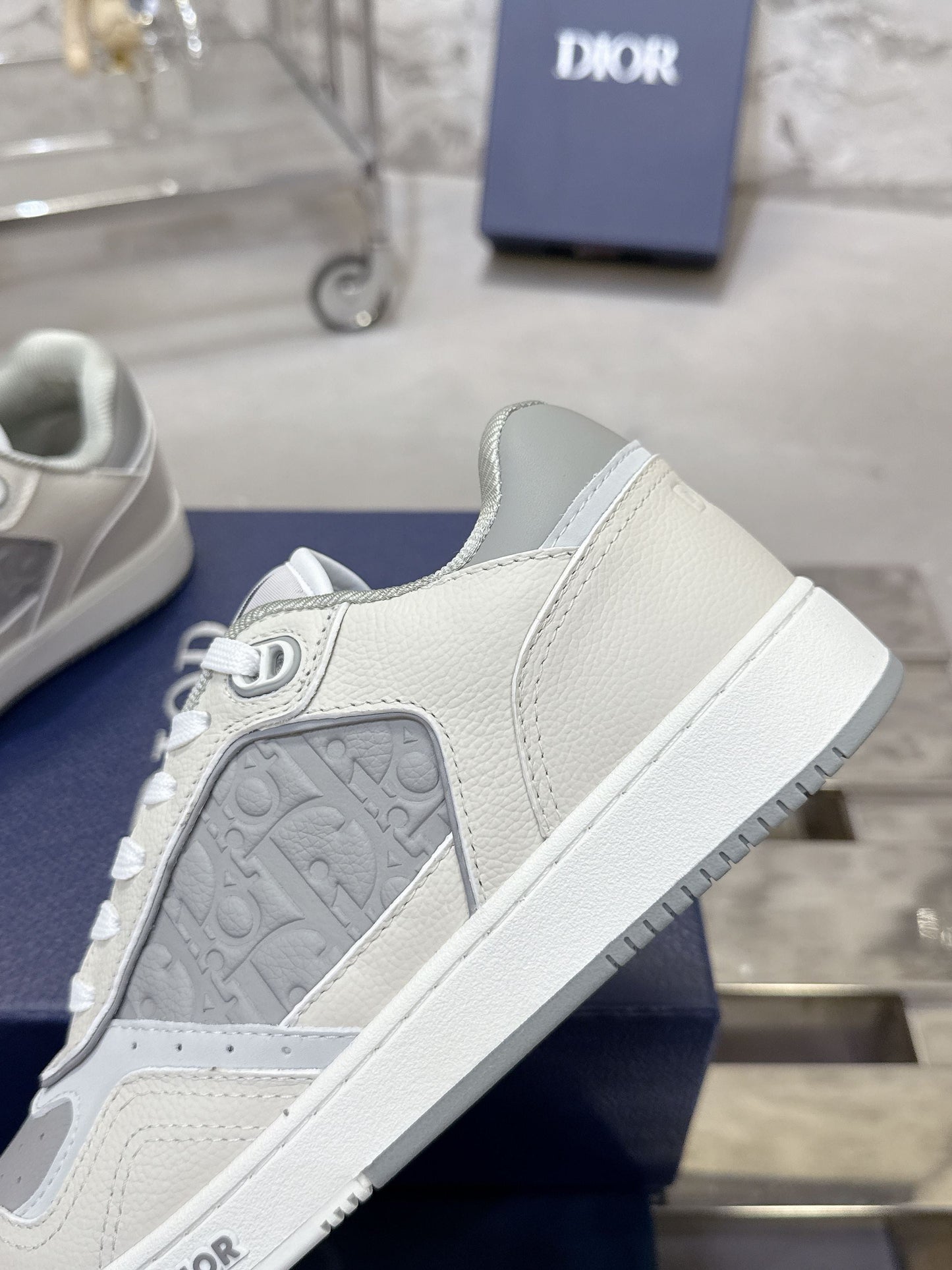 DIOR 25S B27 UPTOWN LOW-TOP SNEAKERS IN WHITE MIX GREY CALFSKIN STYLE 1 - 35