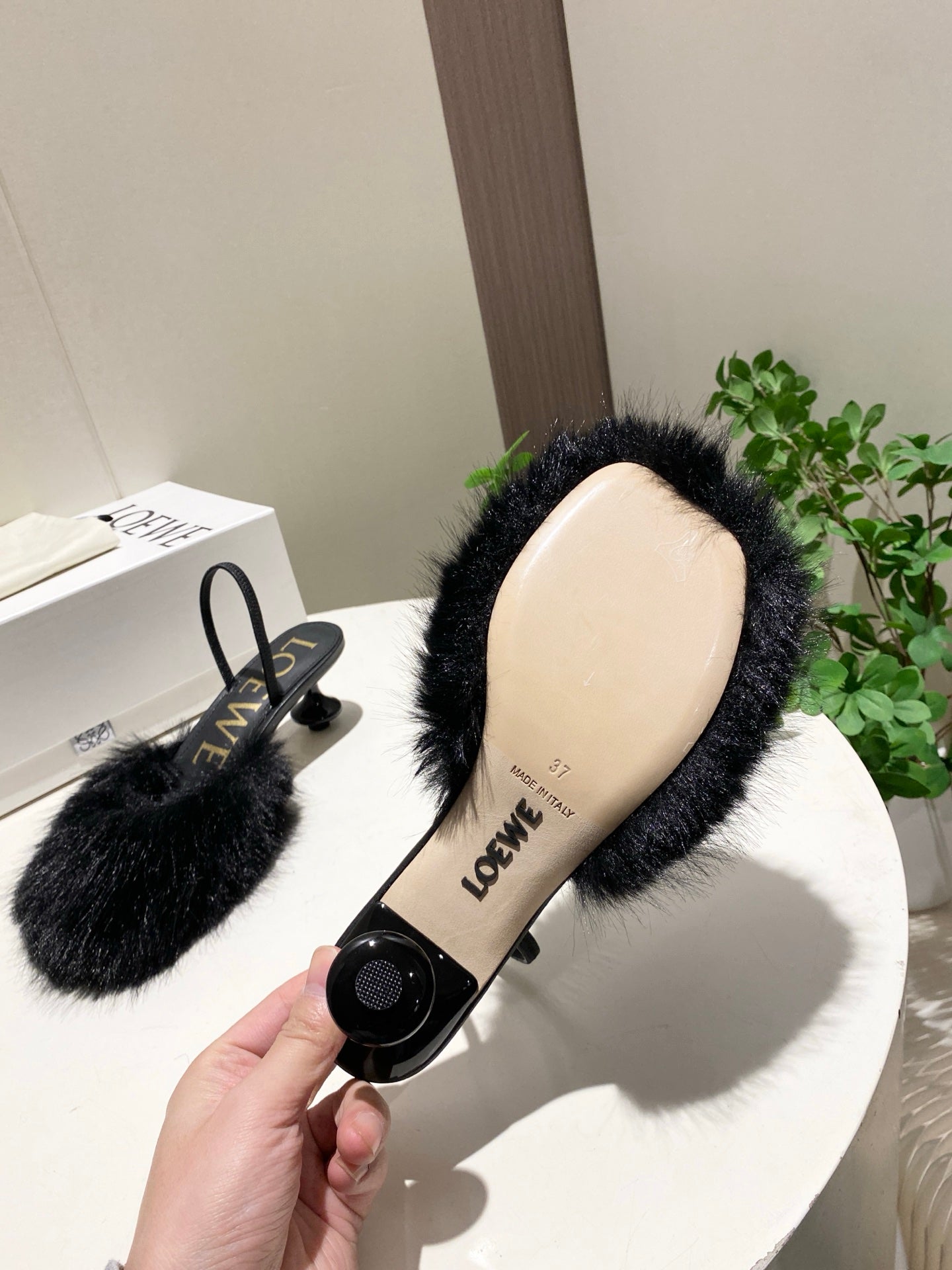 ЧОРНІ ТУФЛІ LOEWE 26S НА ВИСОКИХ ПІДБОРАХ 60 ММ З ВІДКРИТОЮ П'ЯТОЮ З ТЕЛЯЧОЇ ШКІРИ З ХУТРОМ