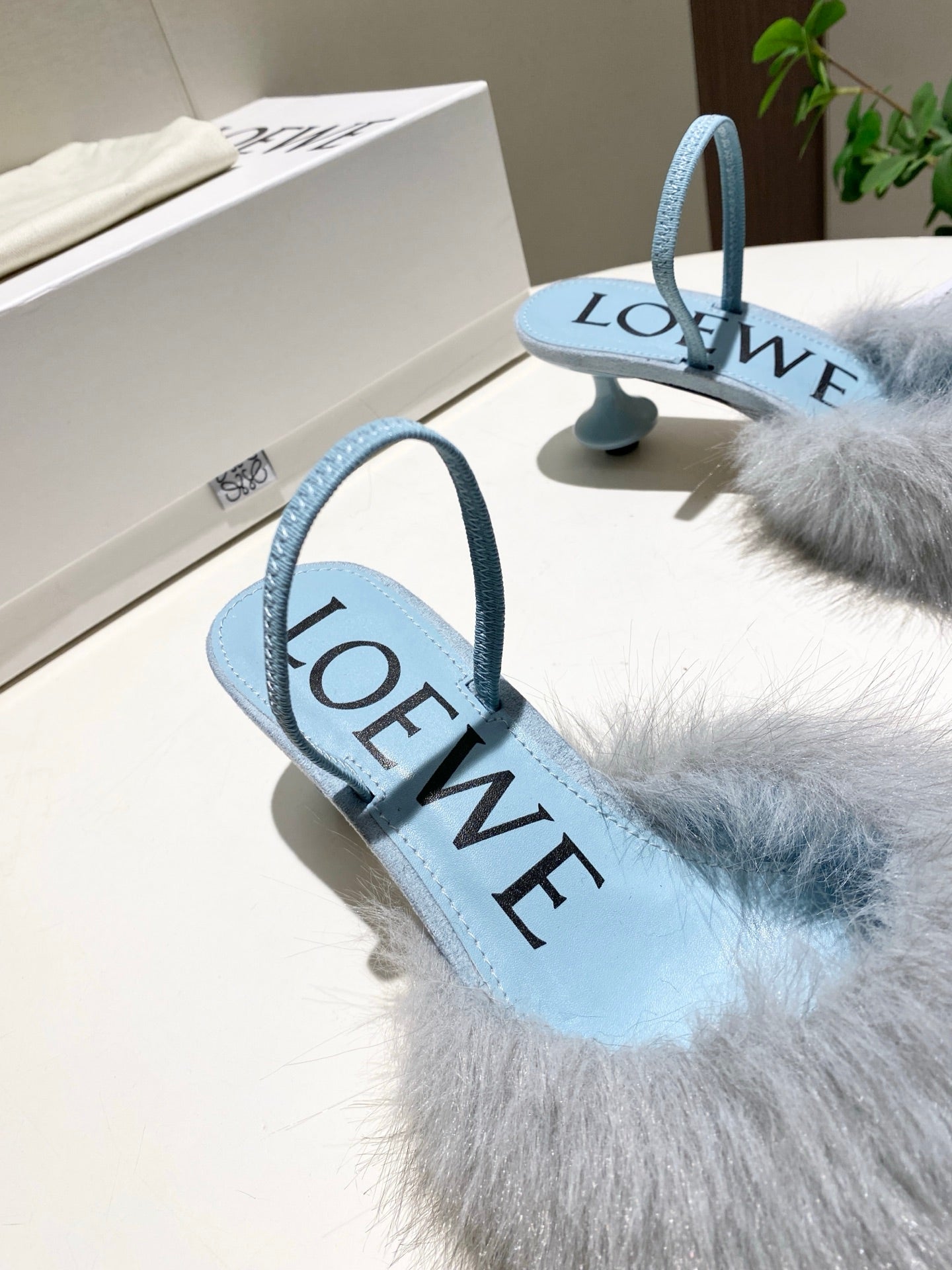LOEWE 26S ТУФЛІ НА ВИСОКИХ ПІДБОРАХ ІЗ ВІДКРИТОЮ П'ЯТОЮ 60 ММ ЗІ СВІТЛО-БЛАКИТНОЇ ТЕЛЯЧОЇ ШКІРИ З ХУТРОМ