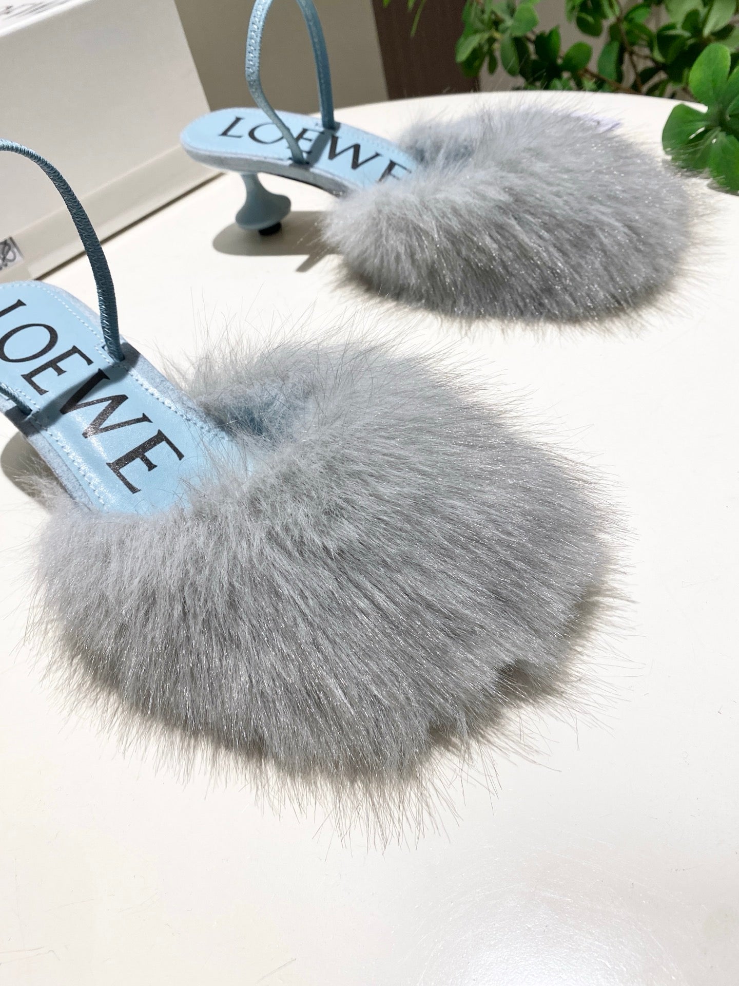 LOEWE 26S ТУФЛІ НА ВИСОКИХ ПІДБОРАХ ІЗ ВІДКРИТОЮ П'ЯТОЮ 60 ММ ЗІ СВІТЛО-БЛАКИТНОЇ ТЕЛЯЧОЇ ШКІРИ З ХУТРОМ
