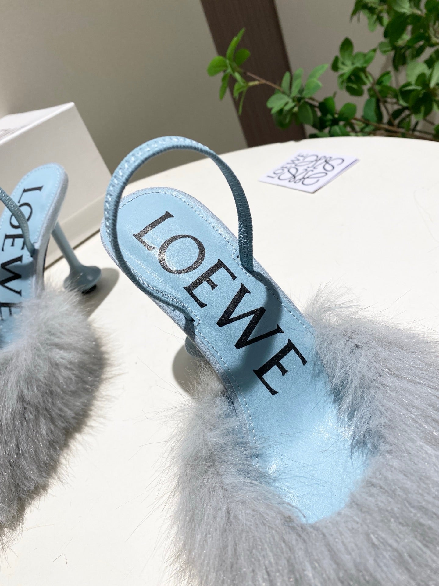 БОСОНІЖКИ LOEWE 26S З ВІДКРИТОЮ П'ЯТОЮ, НА ВИСОКИХ ПІДБОРАХ 100 ММ, ЗІ СВІТЛО-БЛАКИТНОЇ ТЕЛЯЧОЇ ШКІРИ З ХУТРОМ