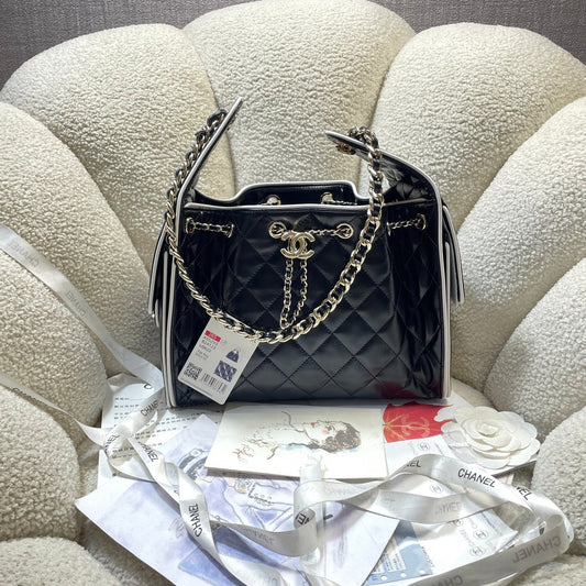 CHANEL 26S СУМКА-ХОБО 30 З ГЛАДКОЇ ТЕЛЯЧОЇ ШКІРИ ЧОРНОГО КОЛЬОРУ