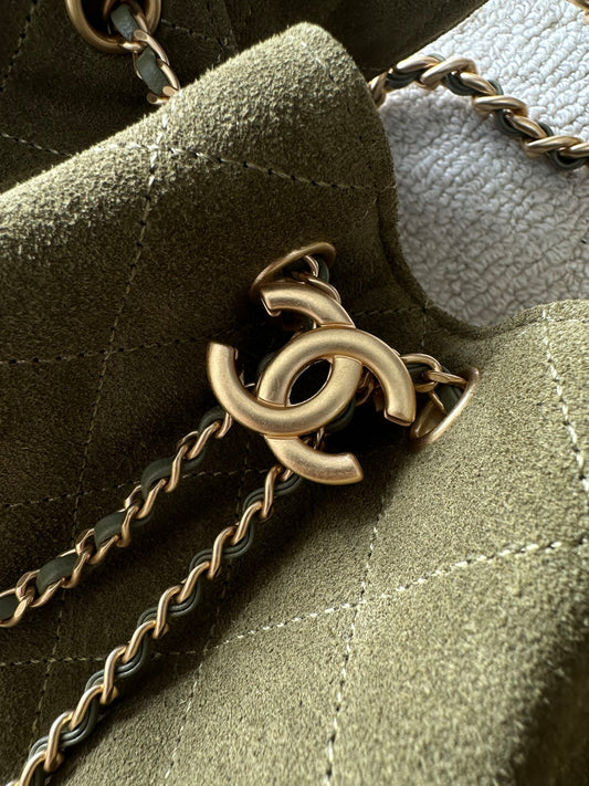 СУМКА CHANEL 25S HOBO 30 З ЗАМШІ КОЛЬОРУ МХОВОГО ЗЕЛЕНОГО З ФУРНІТУРОЮ ЗІ ЗОЛОТА