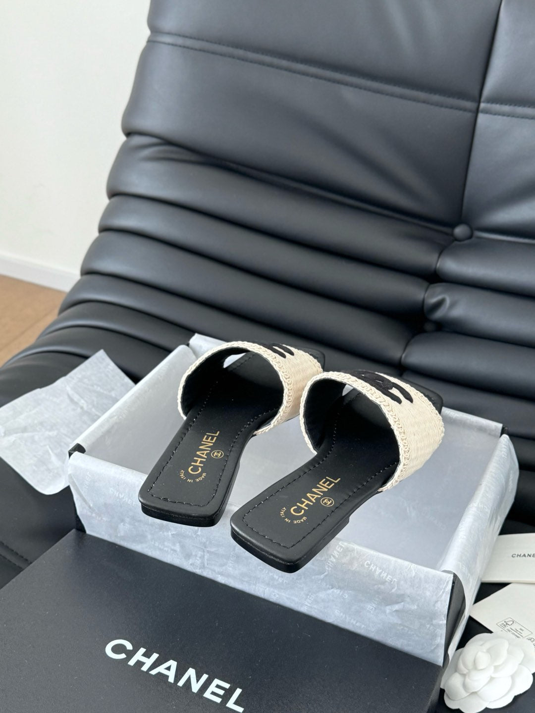 WOVEN SLIDE IN RAFFIA AND BLACK LAMBSKIN - 35