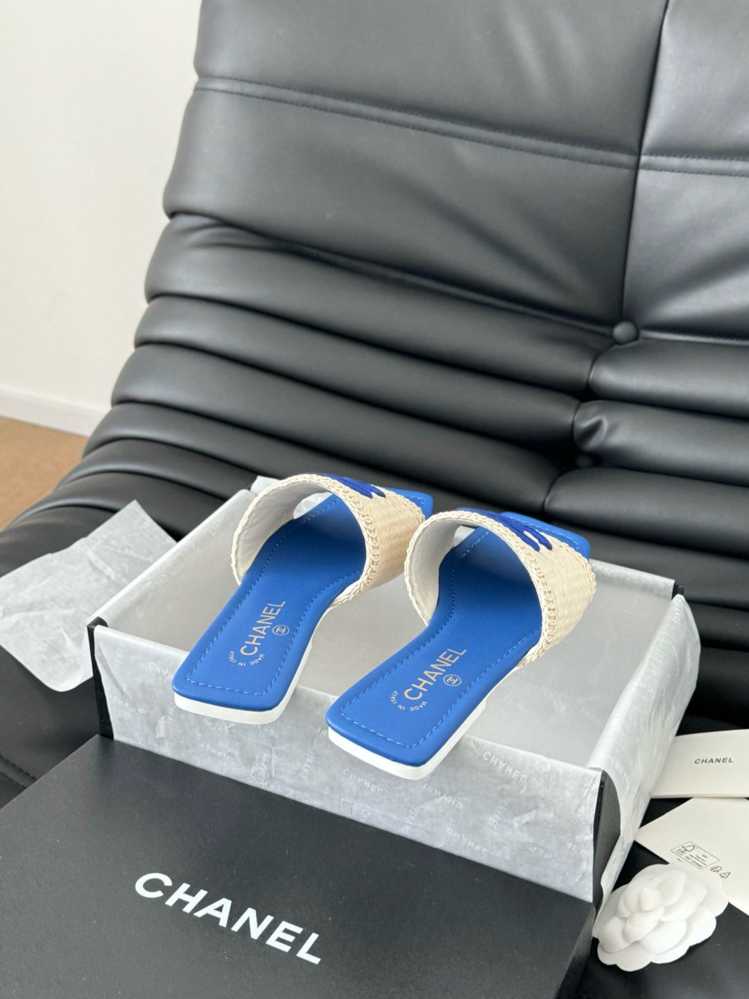 WOVEN SLIDE IN RAFFIA AND CERULEAN BLUE LAMBSKIN - 35