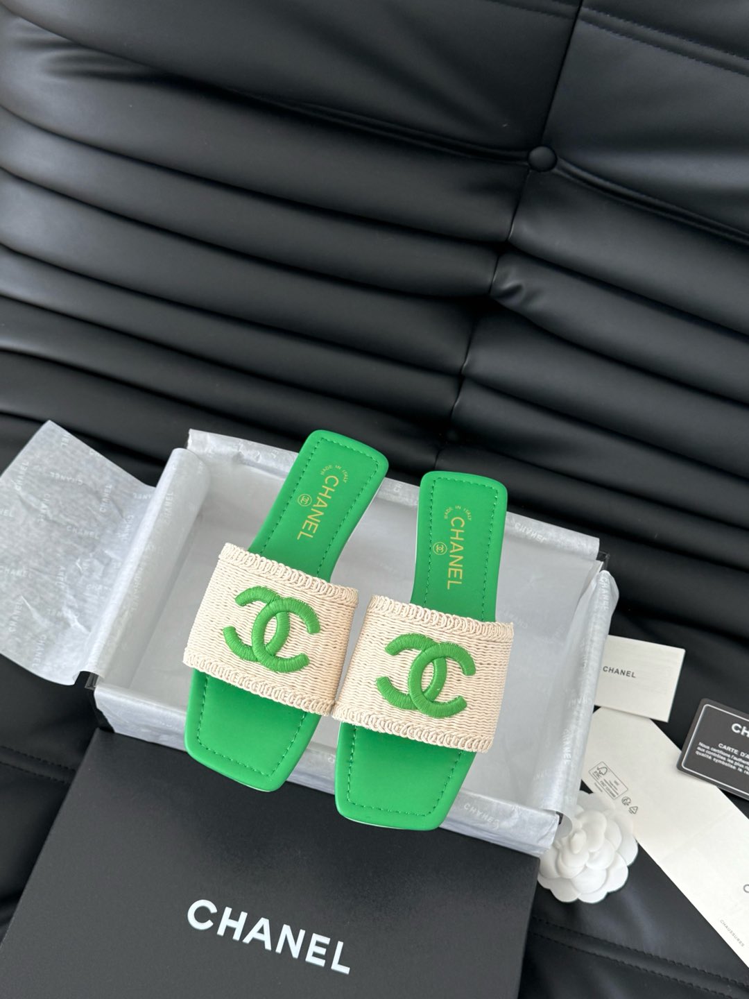 WOVEN SLIDE IN RAFFIA AND EMERALD GREEN LAMBSKIN - 35