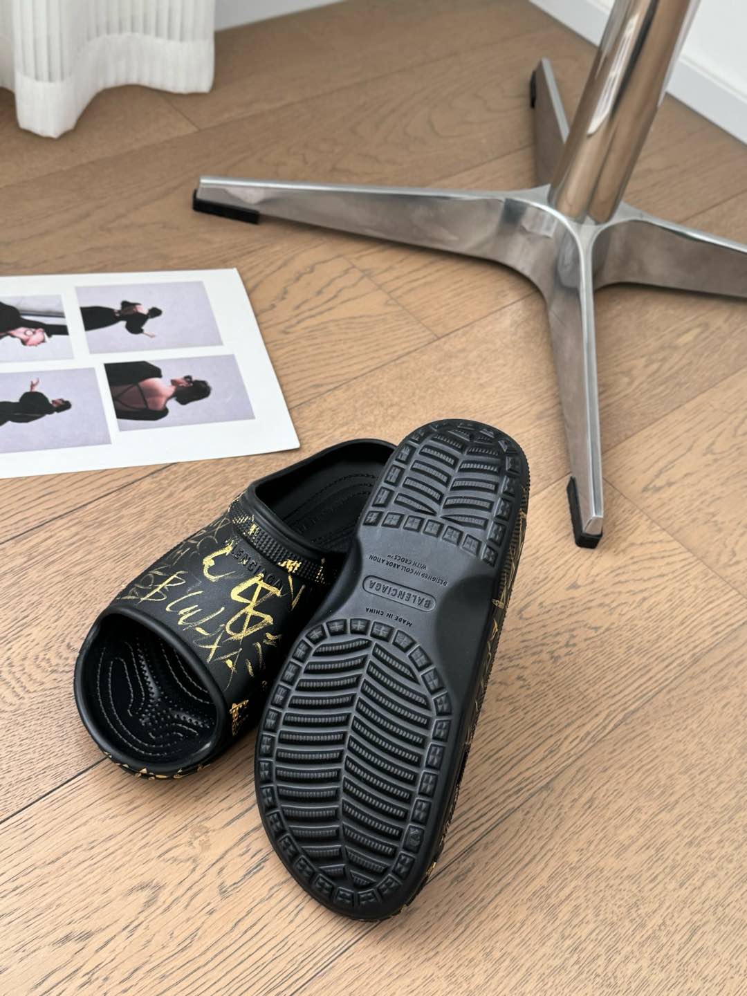 POOL GRAFFITI CROCS SLIDE SANDALS IN BLACK AND YELLOW RUBBER - 35