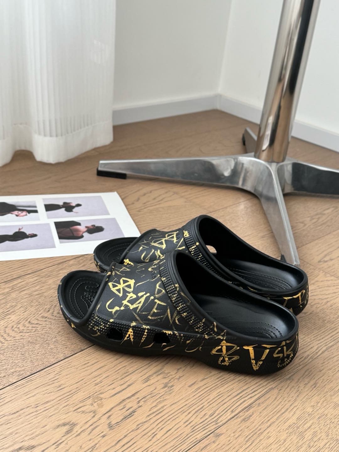 POOL GRAFFITI CROCS SLIDE SANDALS IN BLACK AND YELLOW RUBBER - 35