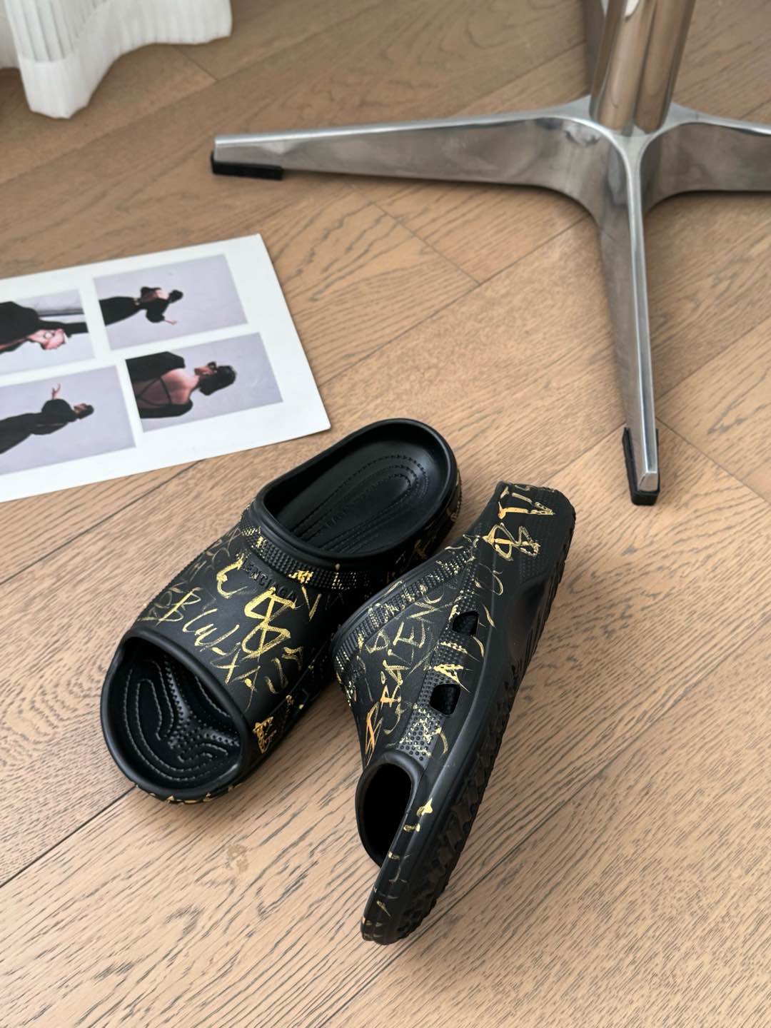 POOL GRAFFITI CROCS SLIDE SANDALS IN BLACK AND YELLOW RUBBER - 35