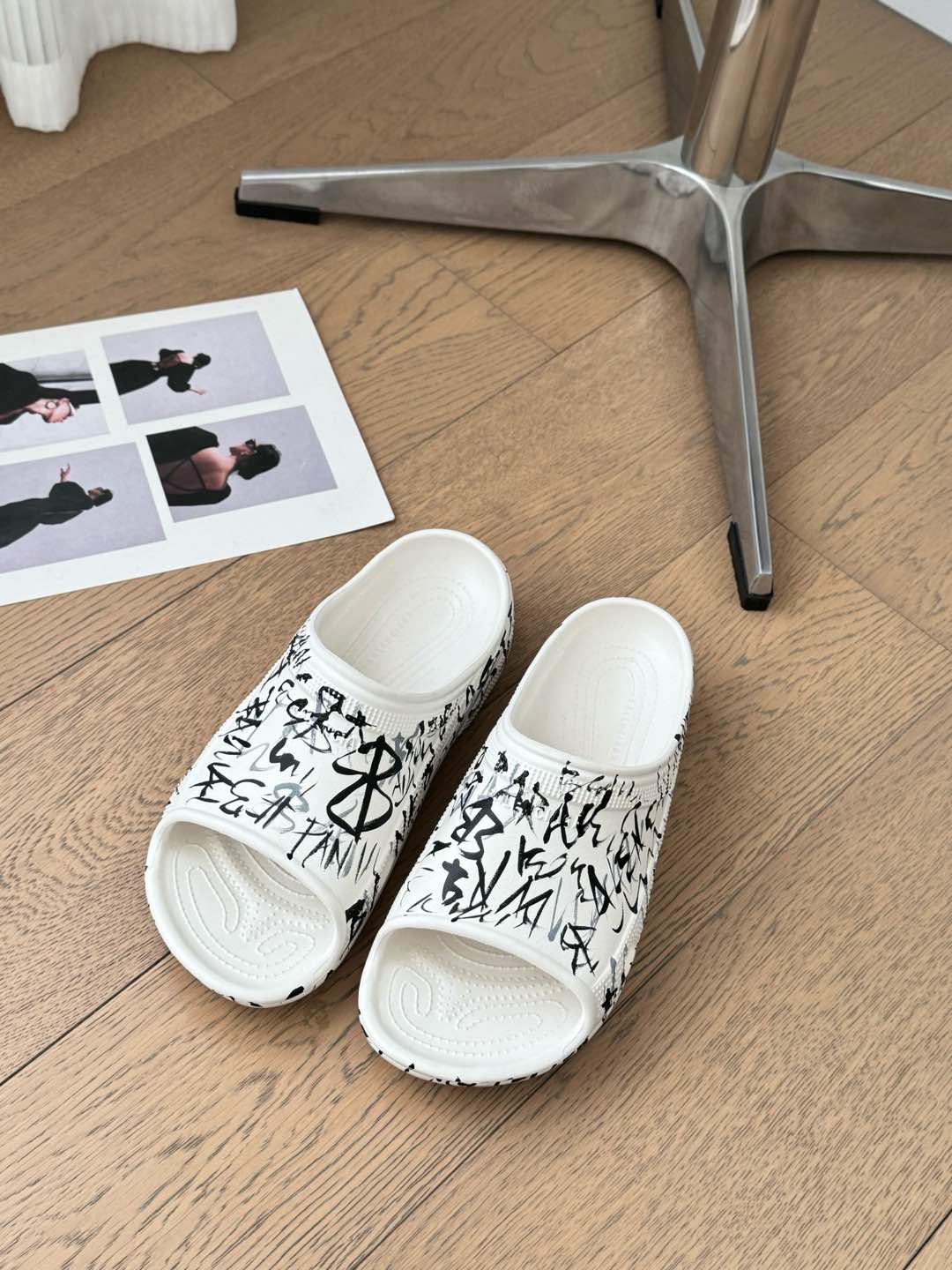 POOL GRAFFITI CROCS SLIDE SANDALS IN WHITE AND BLACK RUBBER - 35