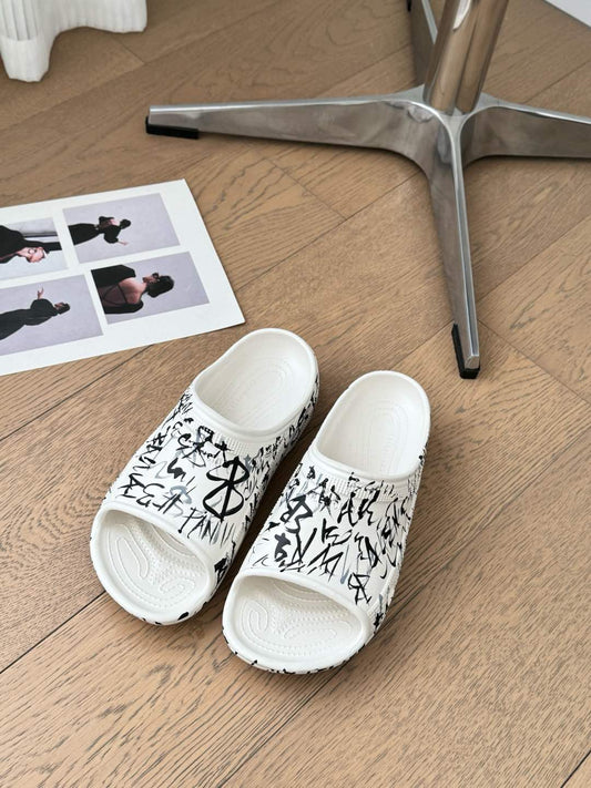 ШЛЬОПАНЦІ CROCS POOL GRAFFITI ІЗ КАУЧУКУ В БІЛОМУ ТА ЧОРНОМУ КОЛЬОРІ - 35