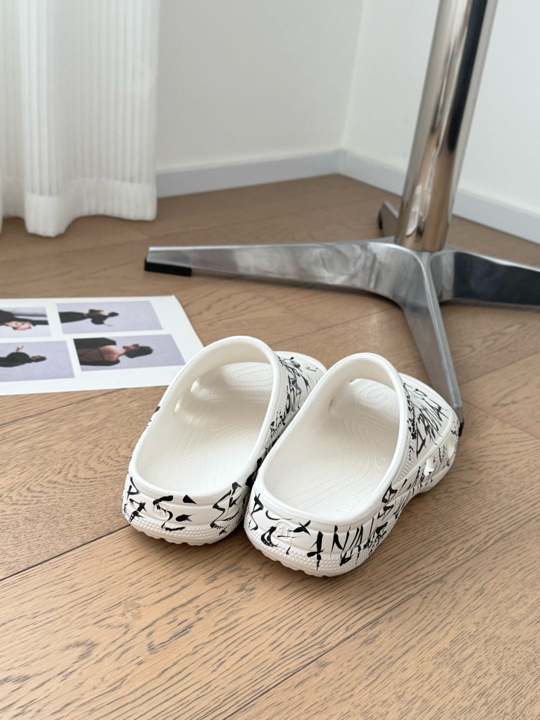 POOL GRAFFITI CROCS SLIDE SANDALS IN WHITE AND BLACK RUBBER - 35
