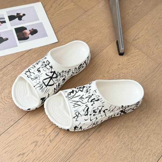 POOL GRAFFITI CROCS SLIDE SANDALS IN WHITE AND BLACK RUBBER - 35