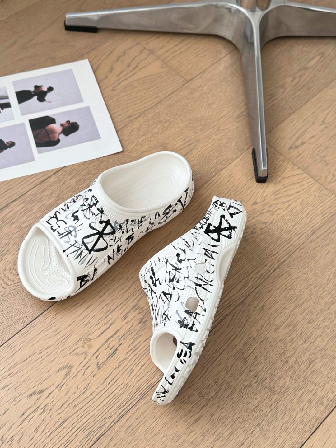 POOL GRAFFITI CROCS SLIDE SANDALS IN WHITE AND BLACK RUBBER - 35