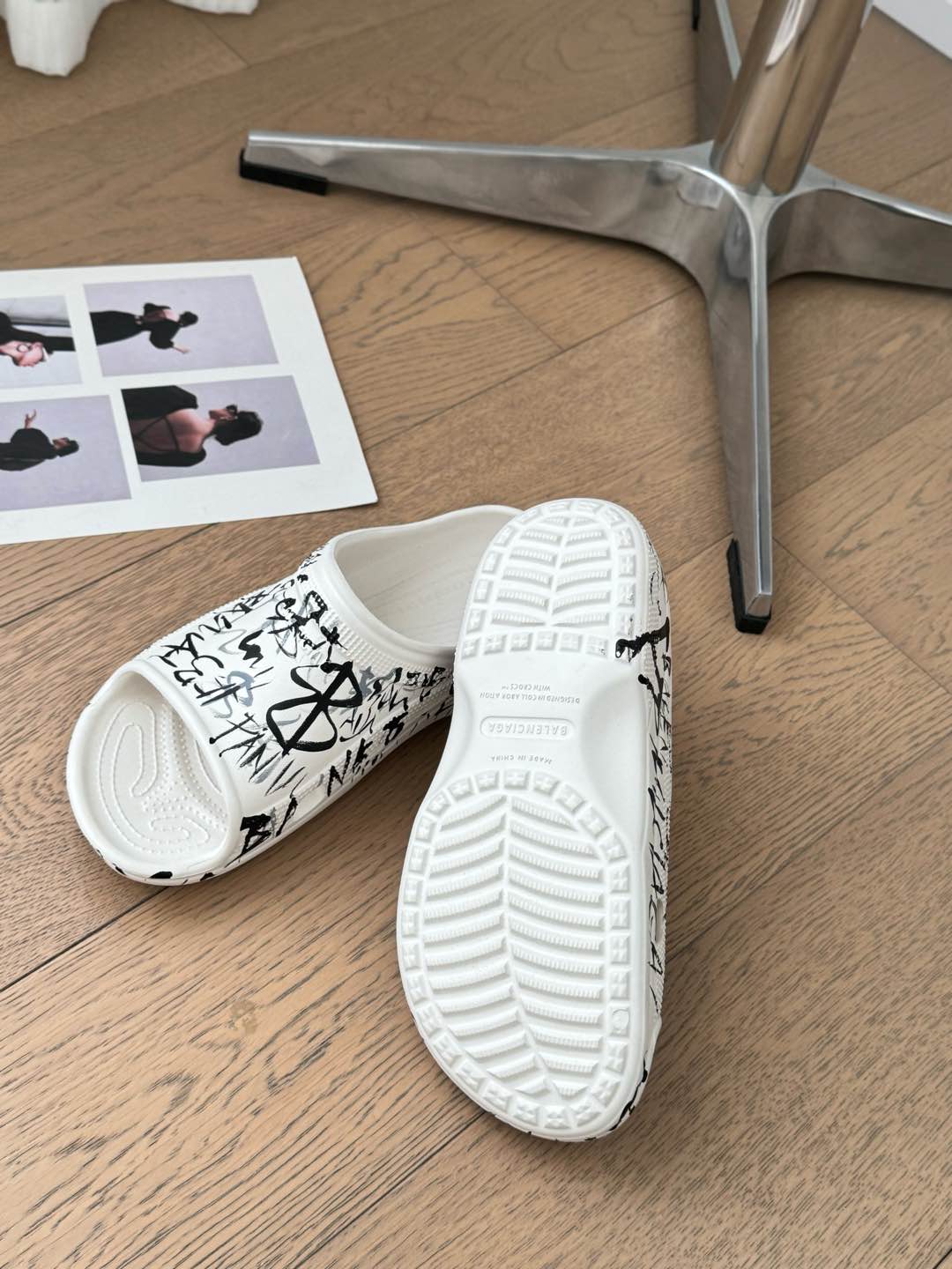 POOL GRAFFITI CROCS SLIDE SANDALS IN WHITE AND BLACK RUBBER - 35