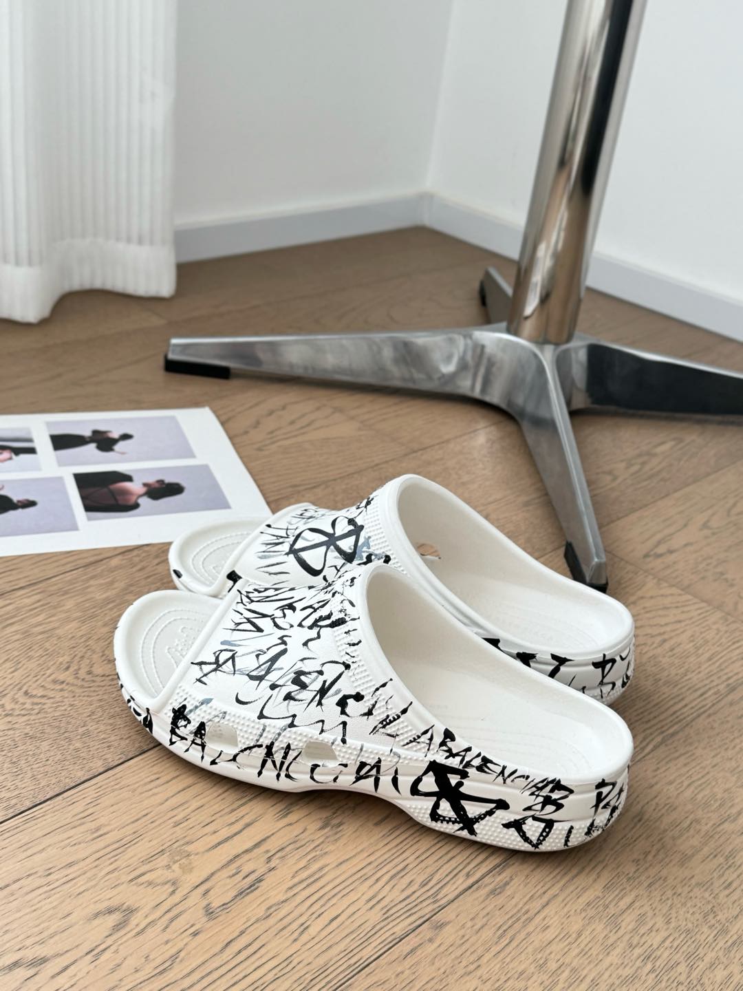 POOL GRAFFITI CROCS SLIDE SANDALS IN WHITE AND BLACK RUBBER - 35