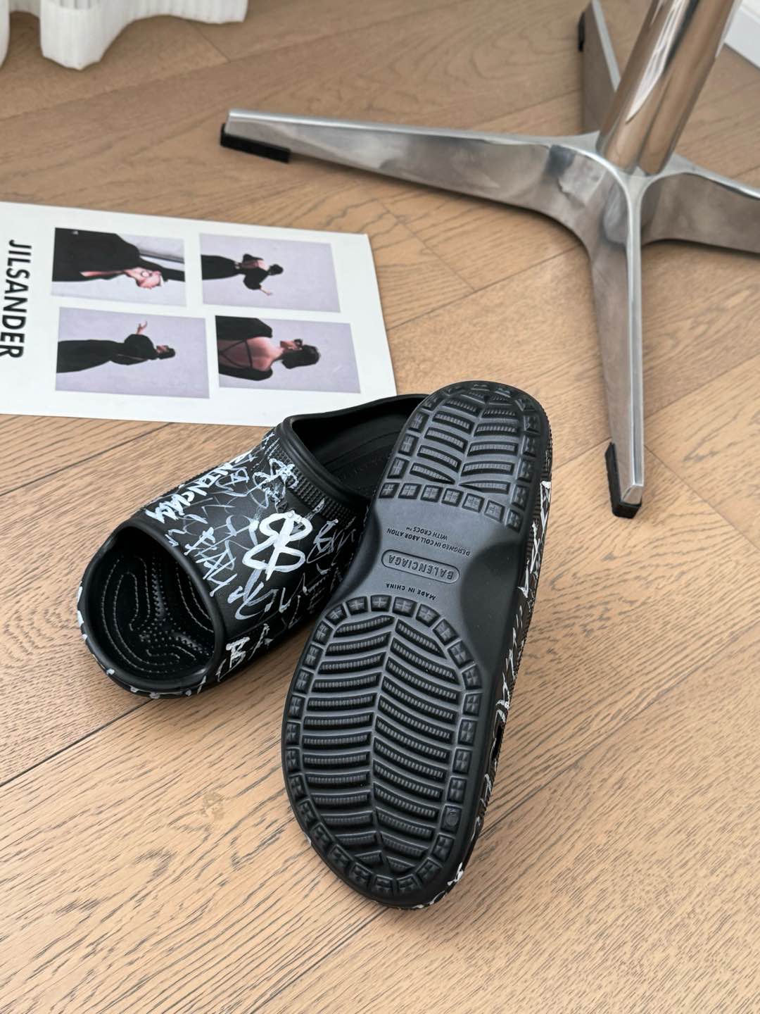 POOL GRAFFITI CROCS SLIDE SANDALS IN BLACK AND WHITE RUBBER - 35