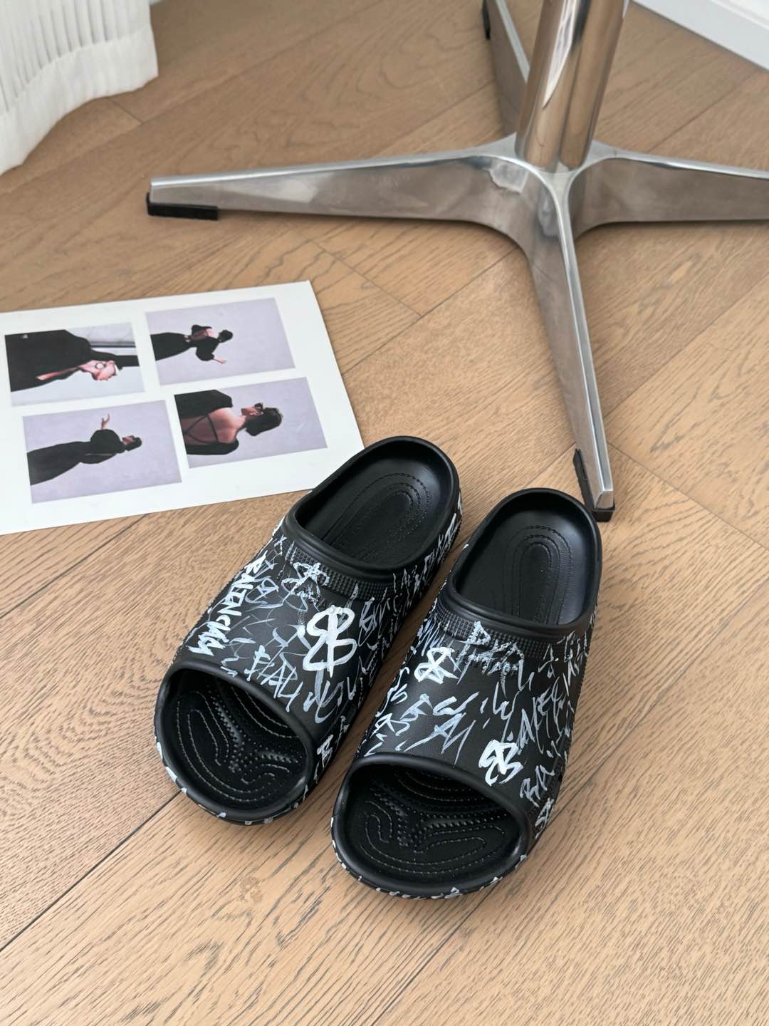 POOL GRAFFITI CROCS SLIDE SANDALS IN BLACK AND WHITE RUBBER - 35